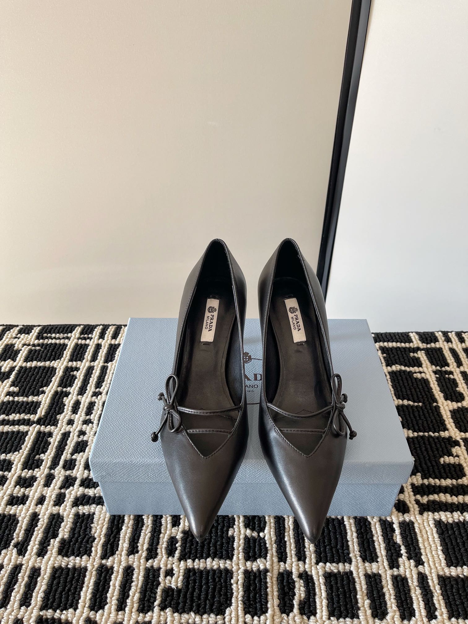 NO:747200,Top quality (with high-end airplane case) Prada, Prada’s latest catwalk model, pointed-toe bow high heels, buckled side hollow stiletto heels, retro old money style kitten heels, minimalist beauty that has been missing for a long time in the fashion industry, fashionable and refined, and a high-end feel for daily wear.  Strong lines and bold details transform the high-heeled shoes that symbolize femininity into a unique and non-traditional design. The pointed-toe silhouette is made of cow leather, with obvious stitching and intentionally unfinished raw cutting edges. The exquisite stiletto heels perfectly present the multi-faceted style of this shoe. Made of high-quality leather material, the texture is high-end, showing a retro and modern texture, and the craftsmanship is fine, reflecting the brand's high-end quality. The stiletto heel design enhances the wearer's aura while maintaining good stability, suitable for daily commuting or special occasions.  Upper cow patent leather/calf leather, inner padding sheepskin, sole Italian genuine leather outsole, heel height 7.5cm/5.5cm, size 35-39 (40.41 custom-made, non-returnable), high-heeled shoes, prada, prada, high heels, cowhide, sheepskin, Leather soles19860909顶级品质（配高档飞机盒）Prada 普拉达最新走秀款尖头蝴蝶结高跟鞋 搭扣侧空细跟单鞋 复古老钱风小猫跟单鞋 时尚界久违的极简之美 时髦又精致 日常穿出高级感 强烈的线条和大胆的细节将象征女性魅力的高跟鞋转变为独特而非传统的设计.尖头廓形采用牛皮革,具有明显的缝线和故意未完成的原始切割边缘.精致的细高跟完美呈现出此款鞋履的多面风格. 选用优质皮革材质,质感高级,呈现出复古又摩登的质感,工艺精细,体现品牌高端品质.细高跟设计,提升穿着者气场,同时保持了较好的稳定性,适合日常通勤或特殊场合穿着. 鞋面牛漆皮/小牛皮 内里垫脚羊皮 鞋底意大利真皮大底 跟高7.5cm/5.5cm 码数35-39（40.41定做不退换）,高跟鞋单鞋,prada,prada,high heels,cowhide,sheepskin,Leather soles,Women's Shoes