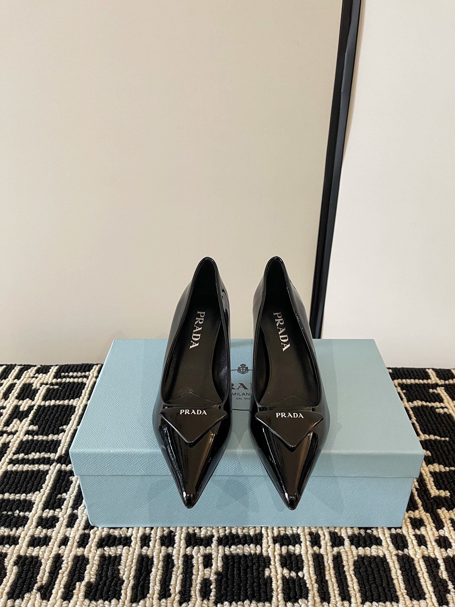 NO:747202,Prada Glossy Leather Heeled Pointed Shoes These high heels are crafted from glossy leather for a refined, feminine elegance. Glossy leather is Prada's signature material, traditionally used in the production of luxurious footwear. The triangle logo returns, transformed into a lightly lined leather detail that inspires the geometric lines of the heel, giving the silhouette a modernist feel. ● Open beaded upper / cow patent leather ● Screen-printed leather triangle logo ● Metal lettering logo adorns the leather sole  ●5.5 cm painted heel, size 34-42 (customized at 34.40.41.42), high heels, prada, prada, high heels19860909Prada普拉达亮面皮革高跟尖头单鞋 这款高跟鞋采用亮面皮革打造,呈现精致柔美的优雅之感.亮面皮革是Prada的标志性材质,传统上惯用于华美鞋履的制作.三角形徽标回归,化身为微衬的皮革细节,启发鞋跟几何线条的设计灵感,赋予廓形以现代主义格调. ●鞋面开边珠/牛漆皮 ●丝网印刷皮革三角形徽标 ●金属刻字徽标装饰皮革鞋底 ●5.5厘米涂漆鞋跟 码数34-42（34.40.41.42定做）,高跟鞋单鞋,prada,prada,high heels,Women's Shoes