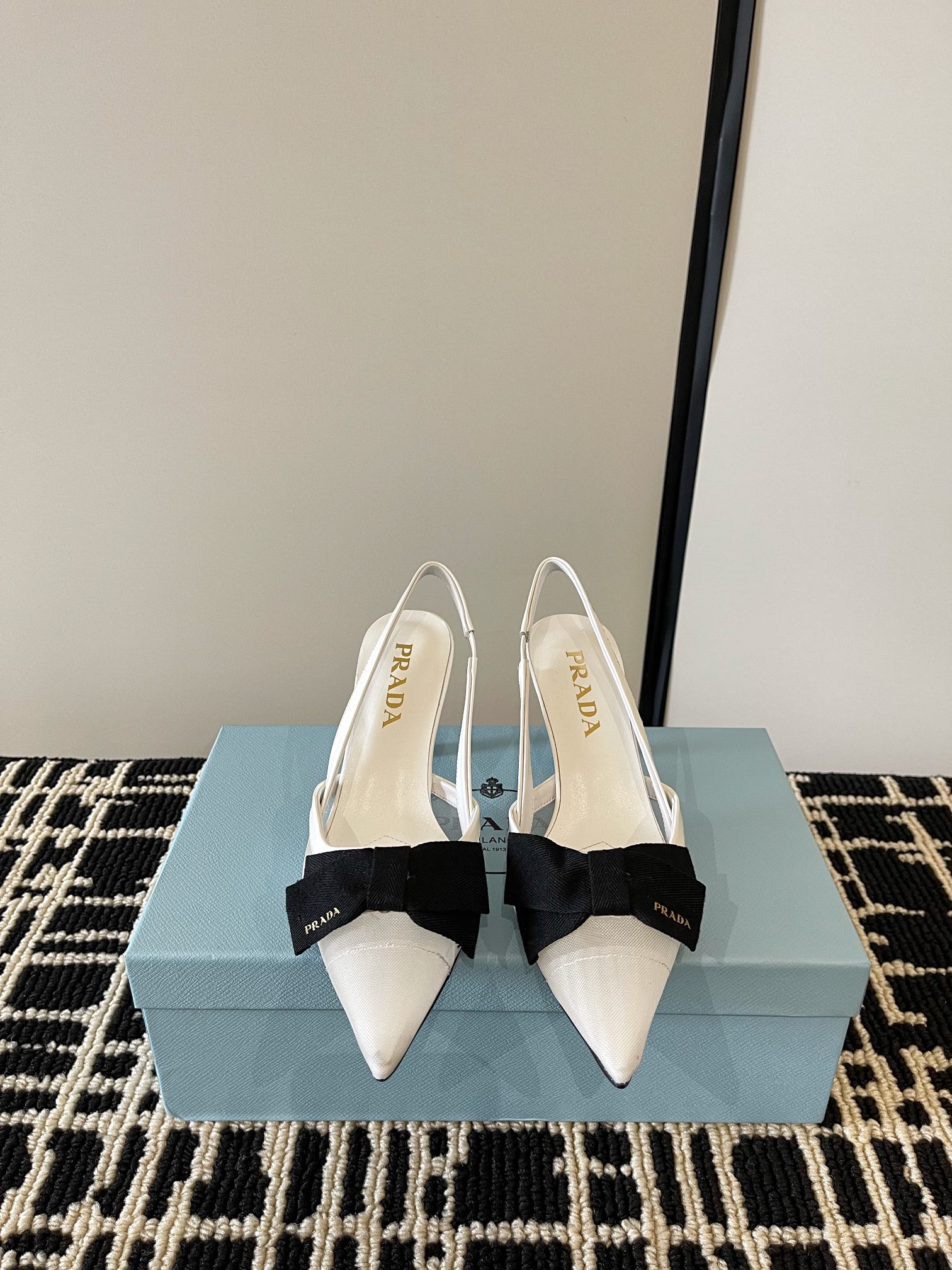 NO:747198,Prada pointed-toe high-heeled mesh bow sandals. These high-heeled shoes are made of new materials. The mesh upper is breathable and looming. In particular, the toe is decorated with a large bow, reshaping the classic design with details and exuding contemporary feminine charm. The lining and foot pads are made of sheepskin, which is soft and comfortable. Painted heels, heel height 7.5cm. Size34-42 (34.40.41.42 custom-made and non-returnable), sandals, prada, sandals, high  heels, sheepskin19860909Prada尖头高跟网面蝴蝶结凉鞋 这款高跟鞋采用全新材质,网眼鞋面透气又若隐若现的呈现,特别是鞋头用一个大蝴蝶结作为点缀,与细节重塑经典设计,散发当代女性魅力.内里与垫脚采用羊皮,柔软舒适.烤漆鞋跟,跟高7.5cm. Size34-42码(34.40.41.42定做不退换),凉鞋,prada,sandals,high heels,sheepskin,Women's Shoes