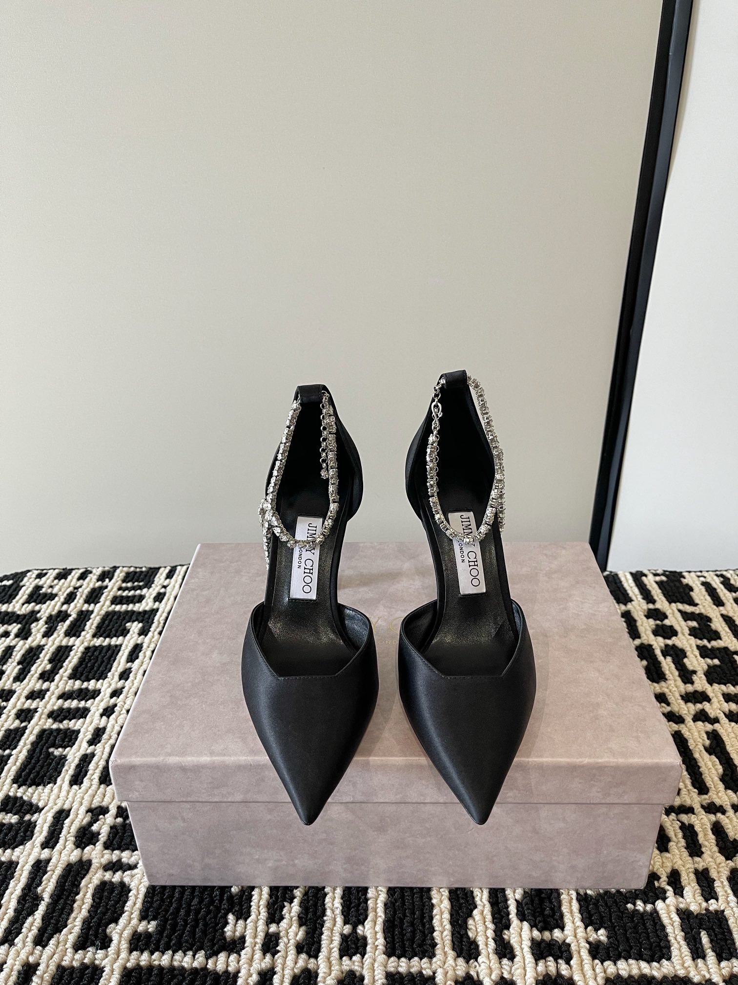 NO:749181,Jimmy Choo/Jimmy Choo classic rhinestone chain tip, silk hollow high-heeled sandals, black silk real photos, superb rhinestone chain, so beautiful that you can't take your eyes away. The fabric is made of imported silk, and the lining is tiptoe imported sheepskin. Color: black, purple, rose red, burgundy, coffee. Heel height 9cm. Customized A-grade Italian leather sole. Size35-39 (customized on 34/40/41), high-heeled shoes, jimmy choo, jimmy  choo,sandals,high heels,sheepskin,real silk19860909Jimmy Choo/吉米周经典水钻链条尖头 真丝中空高跟凉鞋黑色真丝实拍图 超绝的水钻链条 美到移不开视线 面料采用进口真丝 内里踮脚进口羊皮 颜色:黑.紫.玫红.酒红.咖啡 跟高9cm 定制A级意大利真皮底  Size35-39（34/40/41定制）,高跟鞋单鞋,jimmy choo,jimmy choo,sandals,high heels,sheepskin,real silk,Women's Shoes