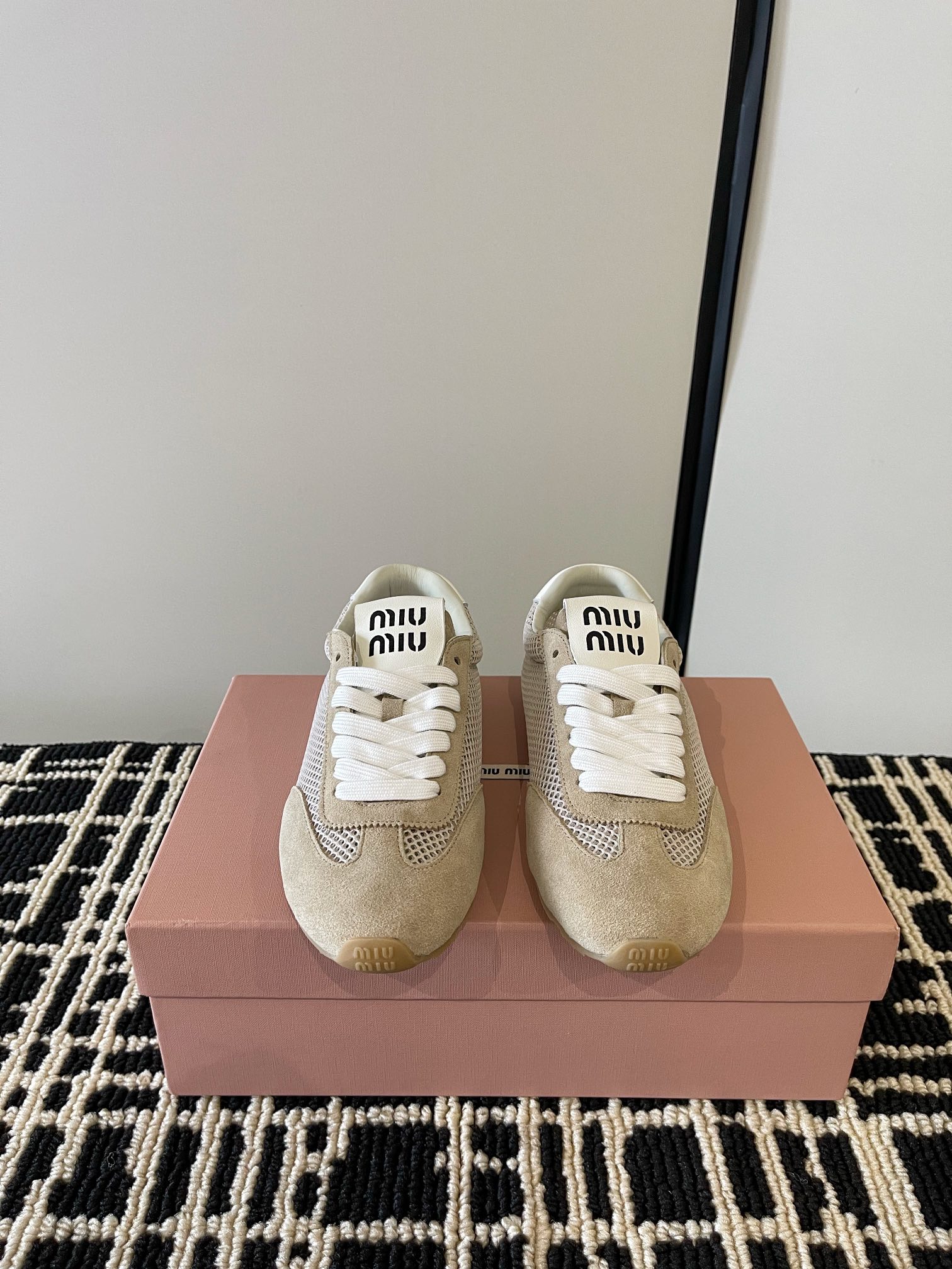 NO:749210,miumiu's latest mesh splicing European and American retro fashion moral training Forrest casual shoes half-slip lace-up shoes original top-quality replicas sold simultaneously at counters. The fabric is made of specially imported calfskin. The whole pair of shoes is very textured. The lining is cowhide. The imported original outsole is simple and fashionable. The upper feet are very delicate!  Size 35-41 (40 41 customized, non-returnable), casual shoes/sports shoes, miumiu, sneakers, cowhide19860909miumiu 最新网面拼接 欧美 复古 时尚 德训 阿甘 休闲鞋半拖系带鞋  原版顶级复刻 专柜同步发售 面料采用特供进口小牛皮面 整双鞋就是非常显质感 内里垫脚牛皮 进口原版大底 款式简约时尚 上脚十分显秀气 ！ Size 35-41（40 41定做不退换）,休闲鞋/运动鞋,miumiu,sneakers,cowhide,Women's Shoes