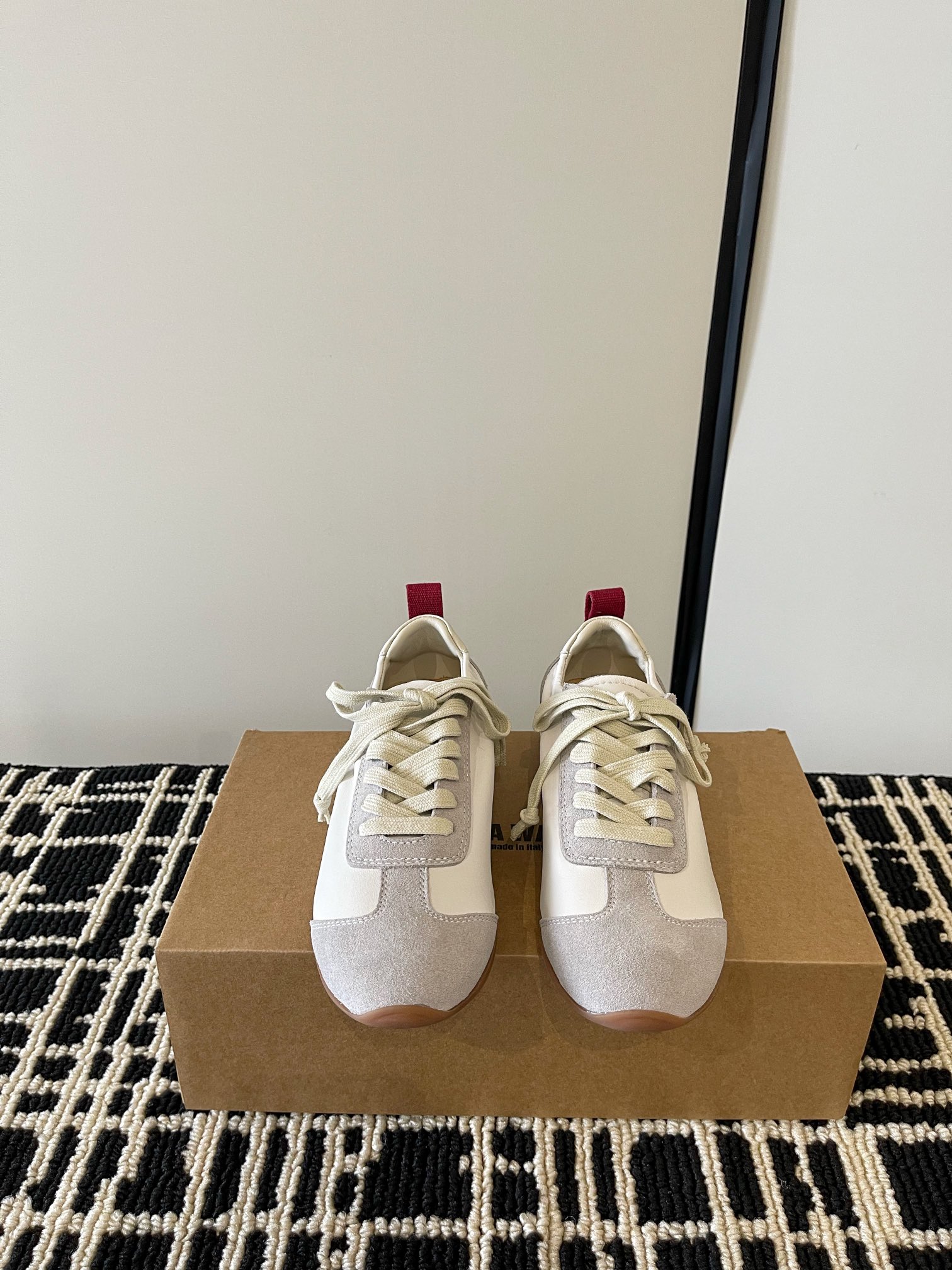 NO:749184,Unawang's latest splicing, European and American retro fashion, moral training, Forrest Gump, casual shoes, lace-up shoes, original top-quality replicas, sold simultaneously at counters. The fabric is made of specially imported calfskin. The whole pair of shoes is very textured. The inner foot pads are made of cowhide. The imported original outsole is simple and fashionable, and the upper feet are very delicate!  Size 35-40 (40 is custom-made and non-refundable), casual shoes/sports shoes, sneakers, cowhide19860909unawang 最新拼接 欧美 复古 时尚 德训 阿甘 休闲鞋 系带鞋  原版顶级复刻 专柜同步发售 面料采用特供进口小牛皮面 整双鞋就是非常显质感 内里垫脚牛皮 进口原版大底 款式简约时尚 上脚十分显秀气 ！ Size 35-40（40 定做不退换）,休闲鞋/运动鞋,sneakers,cowhide,Women's Shoes