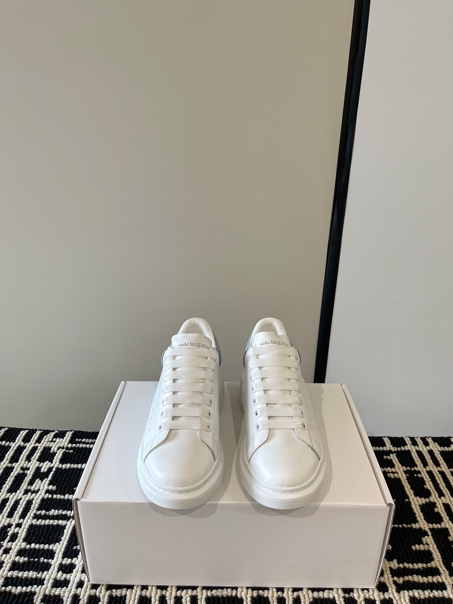 NO:788612,._Alexander McQueen’s latest color original thick-soled sports and casual white shoes —————————————— Many celebrities love the same style!  The laces of different sizes are used. The rubber sole is not tiring on the feet. It is a great tool for shopping. My favorite in winter. The upper part is super stylish and super slim!  Cowhide upper, imported cowhide lining, original molded beef tendon sole, Size female 35-40, male 39-45 (45 non-refundable), casual shoes/sports shoes, alexander mcqueen, sneakers, cowhide19860909._亚历山大 麦昆最新颜色 原版厚底运动休闲小白鞋 ———————————————— 众多明星同款最爱！采用不同的尺寸的鞋带 橡胶底不累脚 逛街神器 冬天最爱 上脚超有风范 超显瘦！ 鞋面牛皮面 内里垫脚进口牛皮 大底原版开模牛筋底 Size女35-40 男39-45（45不退换）,休闲鞋/运动鞋,alexander mcqueen,sneakers,cowhide,Women's Shoes