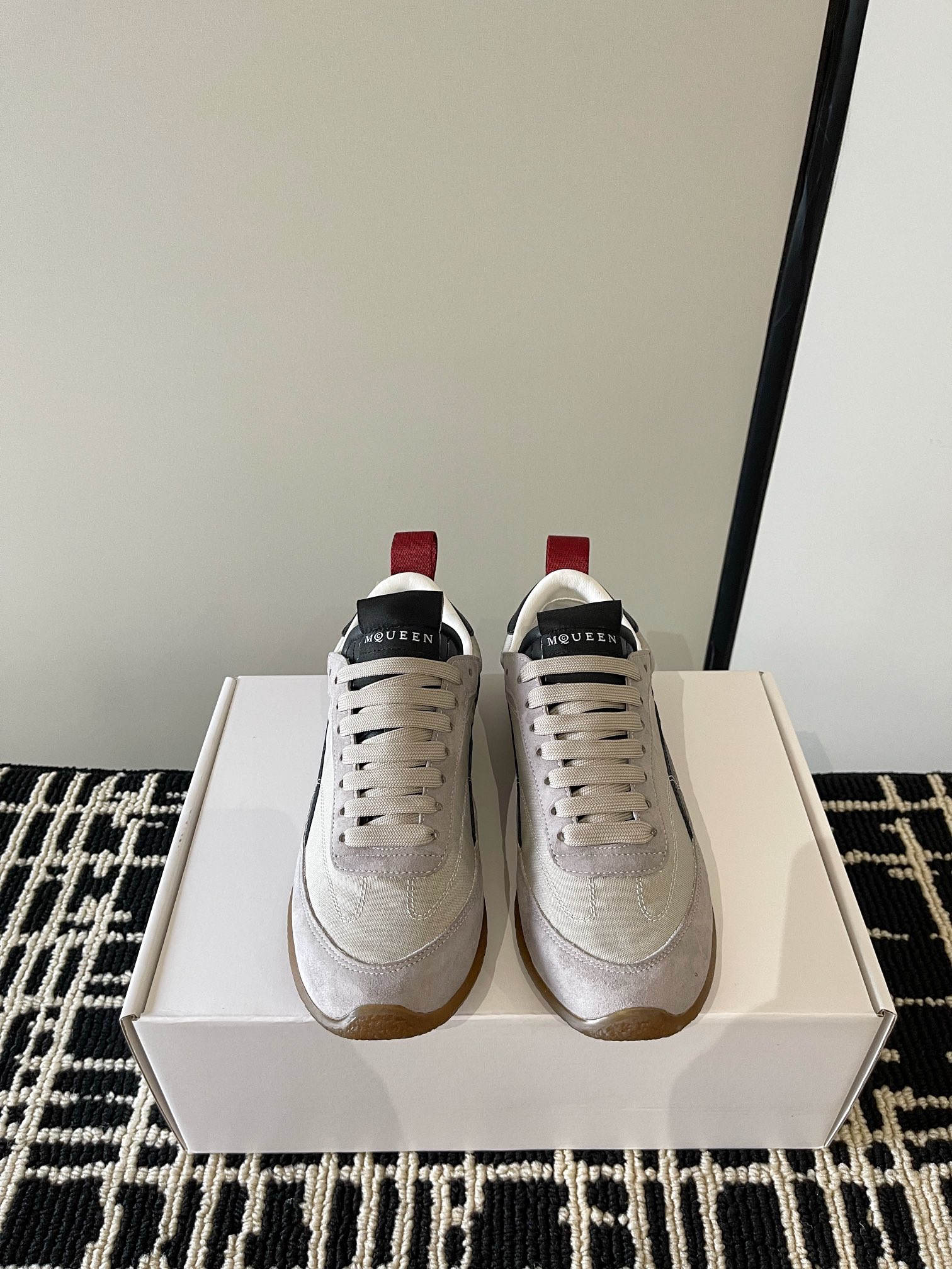 NO:788591,McQueen's latest German-trained beef tendon sole casual shoes, professional McQueen factory. Top version. Couple model, Alexander McQUEEN high version has been upgraded to the highest quality again. Fabric imported from Italy, original cowhide material. Texture, water-resistant and does not change color. The lining is grade A, imported from Italy. The lining is stain-resistant, sweat-absorbent, breathable and comfortable. Foot pads: top version imported Italian super-soft cowhide leather. Outsole PU+ counter 1:1. Size female 34-41. Male 38-46.  Remarks (women’s size 34.40.41, men’s size 38.45.46 are customized and cannot be returned or exchanged), casual shoes/sports shoes, alexander mcqueen, sneakers, cowhide19860909麦昆最新德训牛筋底休闲鞋 专业麦昆工厂.顶级版本.情侣款 Alexander McQUEEN高版本再次升级为最高品质 面料意大利进口原订牛皮材料 质感 抗水擦不变色 内里A级意大利进口内里耐脏.吸汗.透气.舒适 垫脚: 顶级版进口意大利超软牛里皮 大底PU+专柜1:1 码数女34-41.男38-46 备注（女码34. 40 .41,男码38 .45.46属定制,不.退.换）,休闲鞋/运动鞋,alexander mcqueen,sneakers,cowhide,Women's Shoes