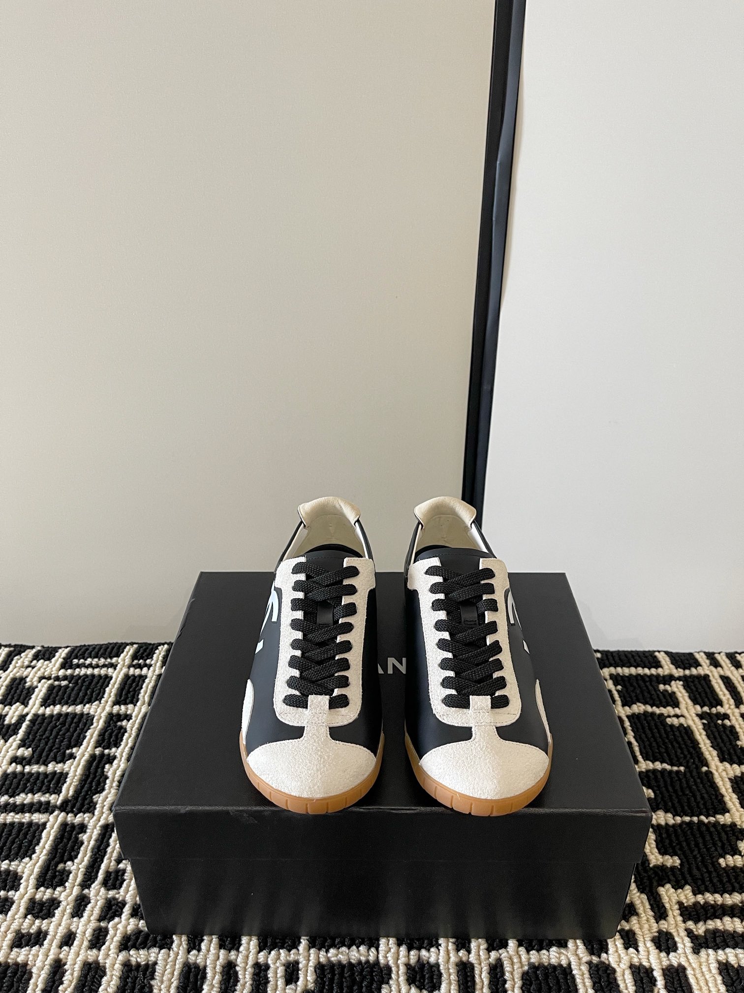 NO:788597,Chanel Xiaoxiang's latest moral training, retro European and American style, classic versatile white shoes and casual shoes, a shoe highly recommended by Xiaohongshu and ins. The original version must be purchased!  Material Customized cowhide, lining imported cowhide, shoe size 35-40, casual shoes/sports shoes, chanel, sneakers, cowhide19860909Chanel 小香最新德训 复古 欧美风 经典百搭小白鞋休闲鞋 小红书和ins超级推荐的一款鞋子 必须原版开款 ！ 材质定制牛皮 内里进口牛里 鞋码35-40,休闲鞋/运动鞋,chanel,sneakers,cowhide,Women's Shoes