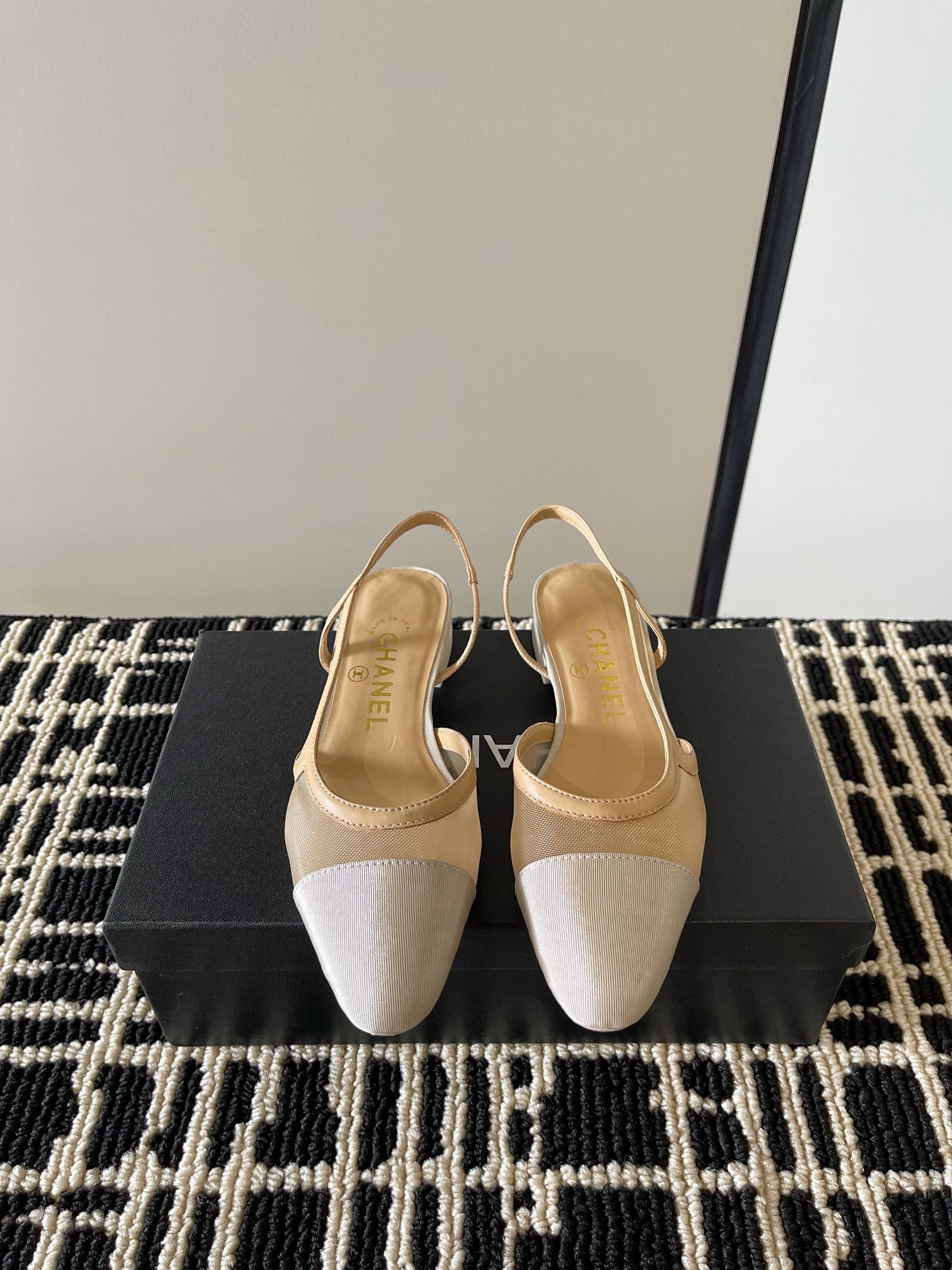 NO:788609,Chanel classic slingback small fragrant sandals!  Single shoes!  Fashion is fleeting, but style is forever!  This pair of empty-back shoes is a classic among Xiangjia classics!  Two-color matching, simple and exquisite, the universal and evergreen model in the counter will never go out of style!  The counter's original leather, imported sheepskin lining, and Italian imported cow leather soles!  Heel height 1cm 6.5cm 9.0cm Top quality, Size35-40 (34 40 41 42 43 customized), sandals, chanel, chanel, sandals, cowhide, sheepskin19860909chanel 经典slingback小香凉鞋！单鞋！ 流行稍纵即逝,但风格永存！这双后空鞋就是香家经典中的经典！双色搭配,简约精致,专柜里的万能长青款,永远不过时单品！ 专柜原版皮料,进口羊皮内里,意大利进口牛皮革鞋底！ 跟高1cm 6.5cm 9.0cm 顶级品质,Size35-40（34 40 41 42 43定做）,凉鞋,chanel,chanel,sandals,cowhide,sheepskin,Women's Shoes