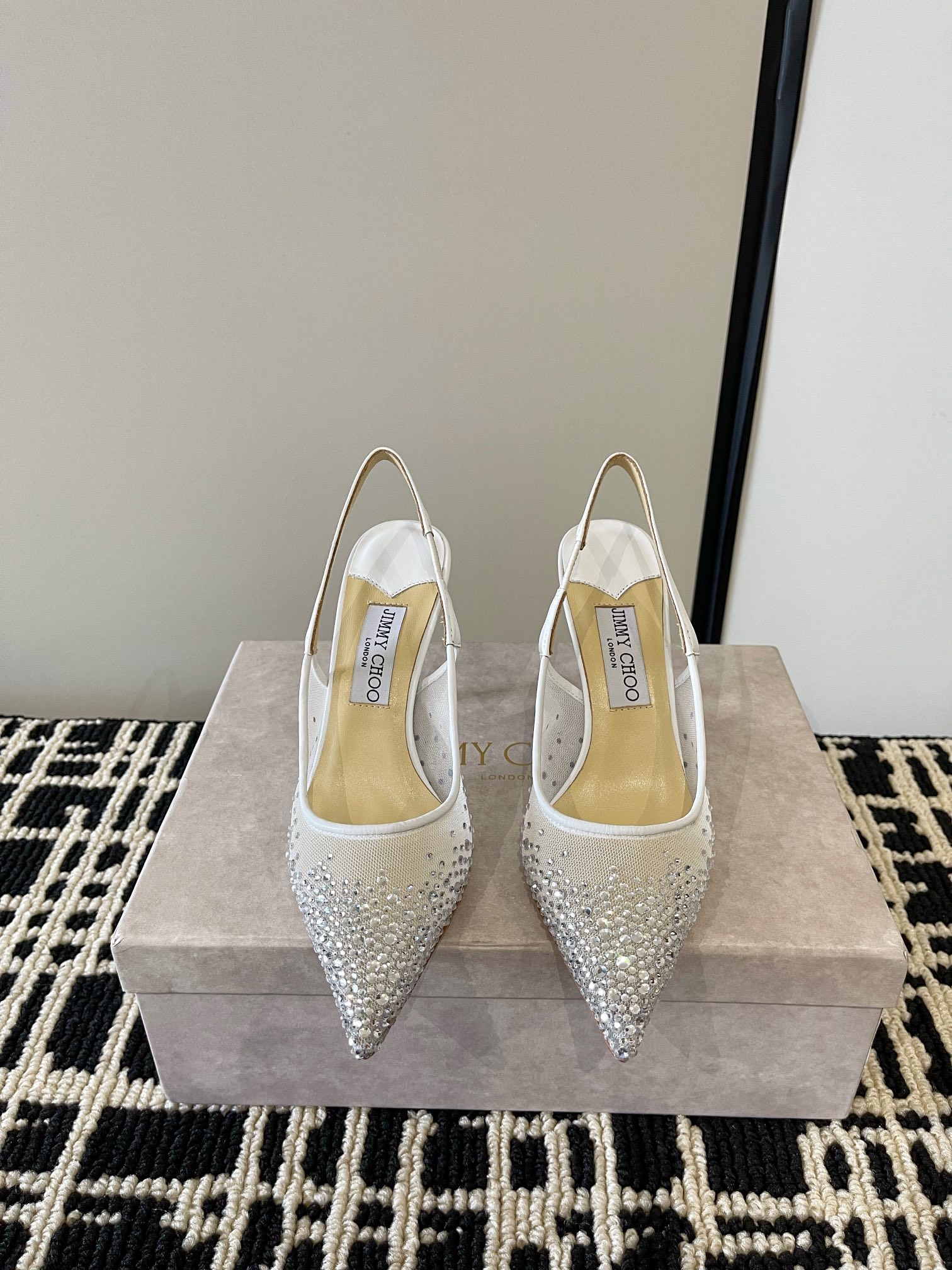 NO:783259,Jimmy Choo has the highest quality, the latest mesh hot diamonds, Austrian diamond shoes, and synchronized counters. It focuses on exquisiteness, comfort, casualness, sweetness, and can easily satisfy any style. blingbling brings a noble and elegant atmosphere to the face, shining without being vulgar!  The shape of the shoe is very flattering to the foot shape, the smooth lines show a sense of high-end, and the upper foot is exquisite and looks younger!  Imported sheepskin lining, Italian genuine leather outsole, heel height 8.5cm, Size 35-41 (34 40 41 customized, non-returnable), high heels and sandals, jimmy choo, sandals, high heels, sheepskin, Leather soles19860909Jimmy Choo 最高品质 最新网布烫钻 奥钻 单鞋 同步专柜 主打精致 舒适度休闲 甜美  无解风都轻松满足 blingbling 迎面扑来高贵典雅的气息,闪亮不显庸俗！鞋型非常修饰脚型,流畅线条尽显高级感,上脚精致又减龄！ 内里进口羊皮, 意大利真皮大底 跟高8.5cm Size35-41（34 40 41 订做不退换）,高跟鞋凉鞋,jimmy choo,sandals,high heels,sheepskin,Leather soles,Women's Shoes