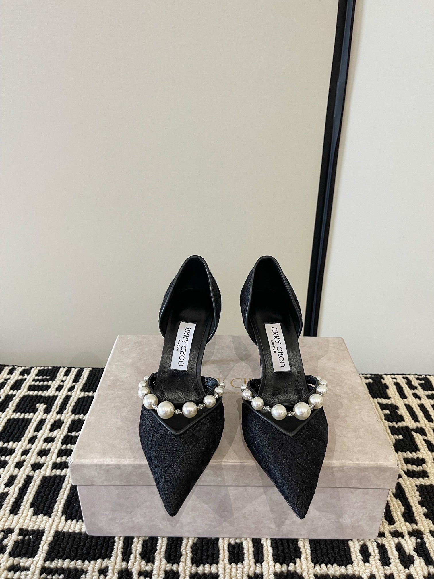 NO:783271,Jimmy Choo has the highest quality, the latest pearls and diamonds, lace shoes, and synchronized counters. It focuses on exquisiteness, comfort, leisure, sweetness, and can easily satisfy any style. blingbling brings a noble and elegant atmosphere to the face, shining without being vulgar!  The shape of the shoe is very flattering to the foot shape, the smooth lines show a sense of high-end, and the upper foot is exquisite and looks younger!  Imported sheepskin lining, Italian genuine leather outsole, heel height 6.5cm.8.5cm, Size 35-41 (34 40 41 custom made, non-refundable), high heels and sandals, jimmy choo, sandals, high heels, sheepskin, Leather soles19860909Jimmy Choo 最高品质 最新珍珠奥钻 蕾丝 单鞋 同步专柜 主打精致 舒适度休闲 甜美  无解风都轻松满足 blingbling 迎面扑来高贵典雅的气息,闪亮不显庸俗！鞋型非常修饰脚型,流畅线条尽显高级感,上脚精致又减龄！ 内里进口羊皮, 意大利真皮大底 跟高6.5cm.8.5cm Size35-41（34 40 41 订做不退换）,高跟鞋凉鞋,jimmy choo,sandals,high heels,sheepskin,Leather soles,Women's Shoes