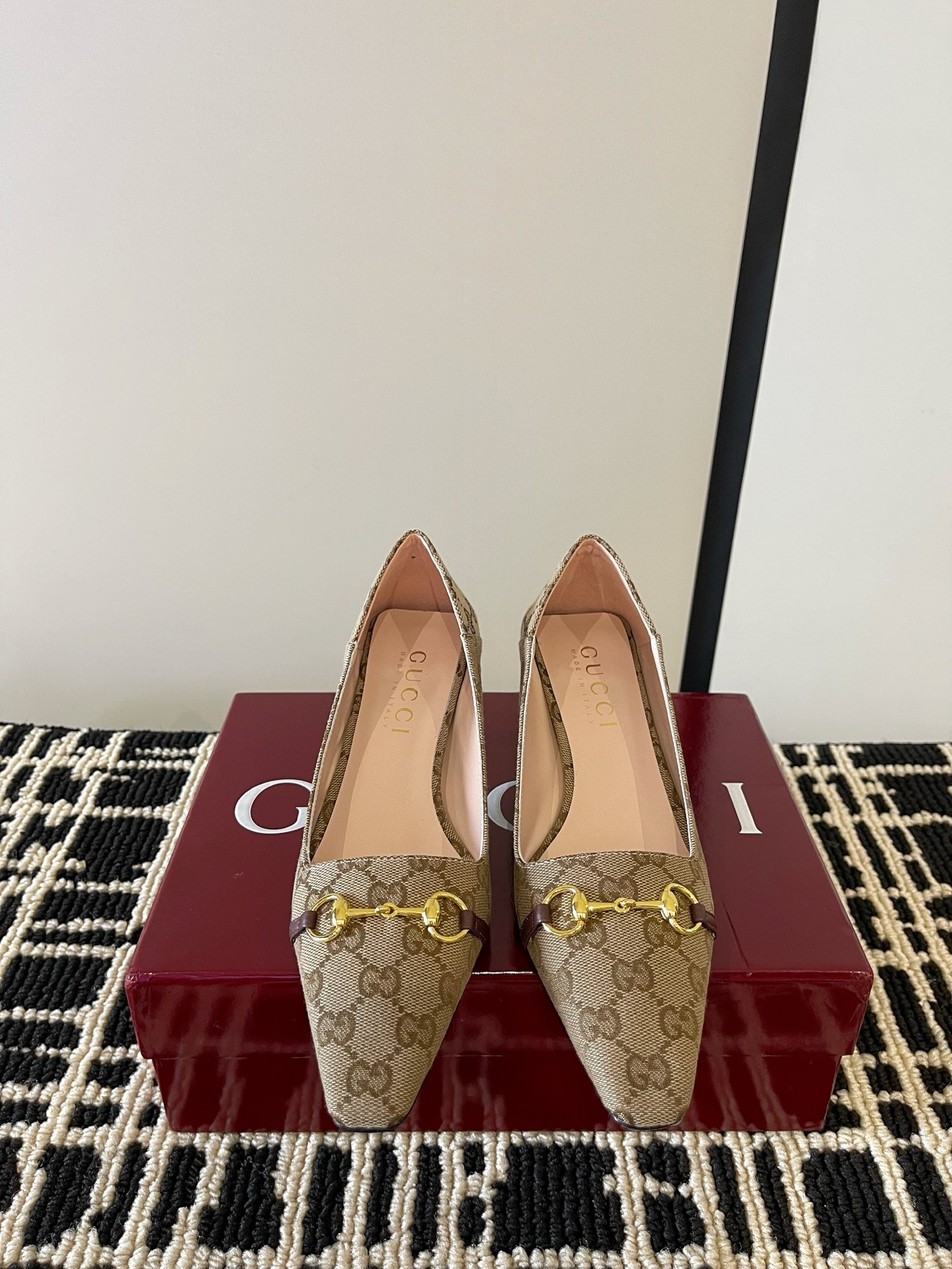 NO:868450,Gucci's new early spring horsebit square-toe high-heeled shoes Gucci horsebit square-toe high-heeled shoes, calfskin + metal horsebit, retro and modern!  The square toe design is very personal, with a slender heel of about 6cm, which elongates the legs and is very comfortable. The interior is soft and can be easily used in commuting, the workplace, and formal occasions. It is elegant and capable. It is a classic representative of Gucci and a must-have for fashionistas!  Double G upper, old floral fabric, sheepskin lining, Italian leather sole!  Size 35-39, single shoes, gucci, high heels, cowhide, sheepskin19860909Gucci 早春新品马衔扣方头高跟鞋 Gucci马衔扣方头高跟鞋,小牛皮+金属马衔扣,复古又现代！方头设计超有个性,细跟约6cm,拉长腿型还很舒适.内里柔软,通勤、职场、正式场合都能轻松驾驭,优雅又干练,是Gucci经典代表,时髦精必入！ 鞋面双G 老花布 内里绵羊皮 意大利真皮底！ 码数35-39,单鞋,gucci,high heels,cowhide,sheepskin,Women's Shoes