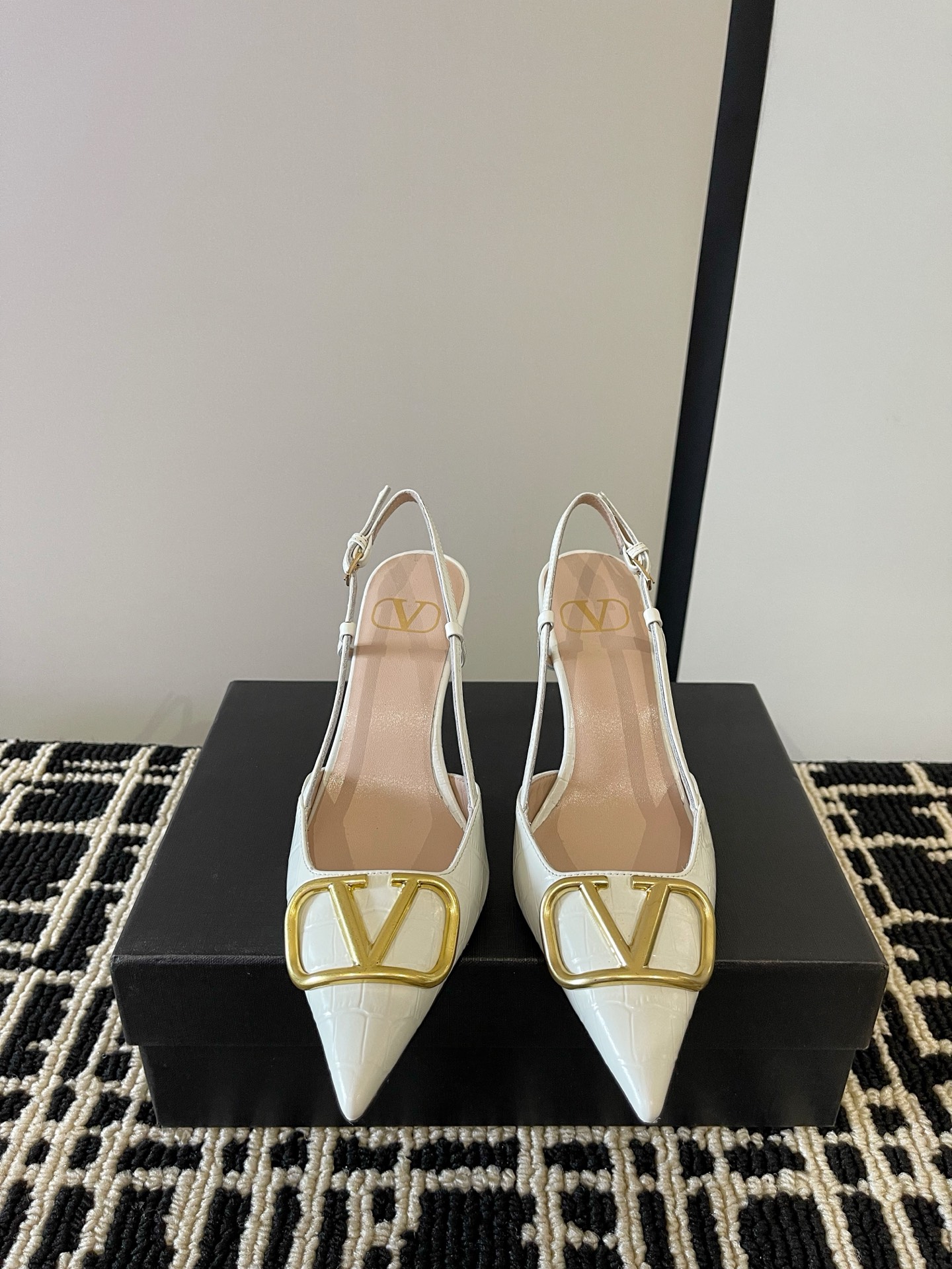 NO:868440,Valentino｜Valentino VLogo Signature series high heels Valentino VLogo Signature series high heels, stone pattern cowhide + gold VLogo metal buckle, simple and highly recognizable. Pointed stiletto heel design, about 8cm, elegantly elongates the leg line, and the empty back strap is more comfortable. The upper has a stone pattern texture, perfect texture, shallow mouth and versatile, can be easily used for commuting, dating, and formal occasions, practical and fashionable!  The upper is made of stone grain cowhide!  Sheepskin lining!  Italian leather sole!  Size 35-39, high heels sandals, valentino, valentino, sandals, high heels, cowhide, sheepskin19860909Valentino｜华伦天奴VLogo Signature系列高跟鞋 Valentino VLogo Signature系列高跟鞋,石头纹牛皮+金色VLogo金属扣,简约又超有辨识度.尖头细跟设计,约8cm,优雅拉长腿部线条,后空绑带更舒适.鞋面石头纹纹理,质感满分,浅口百搭,通勤、约会、正式场合都能轻松驾驭,实用又时髦！ 鞋面石头纹牛皮！ 内里羊皮！ 意大利真皮底！ 码数35-39,高跟鞋凉鞋,valentino,valentino,sandals,high heels,cowhide,sheepskin,Women's Shoes