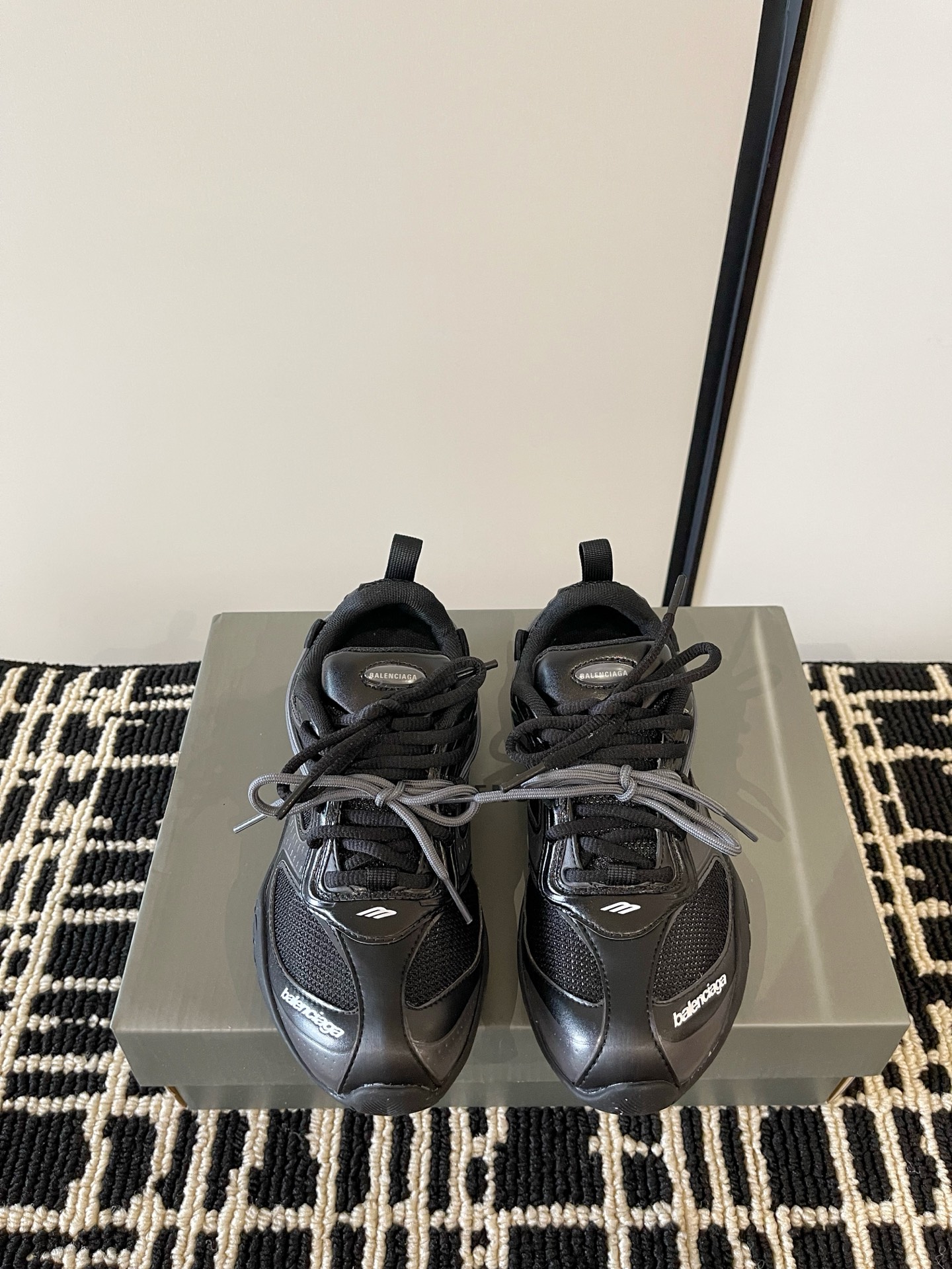NO:882098,Balenciaga Balenciaga's new Monday Ultra distressed embossed logo moral training casual shoes sports shoes a pair that feels good on your feet!  Only after I got this shoe did I understand what 'feeling like stepping on shit' means!  This appearance is gentle and clean, whether it is sporty or casual, it can easily hold on to whoever wears it, and it can directly control the fashion sense!  The upper is made of original imported cloth/nylon cloth, the inner foot pad is breathable mesh, the outsole is original custom-made non-slip rubber outsole Size35-44, casual shoes/sports shoes, balenciaga, balenciaga, sneakers19860909Balenciaga 巴黎世家 新款 Monday Ultra 做旧 压纹标识 德训 休闲鞋 运动鞋 脚感很好的一双！ 到手这款鞋才明白啥叫“踩屎感”！ 这颜值 又温柔又干净 无论是运动风还是休闲穿搭它都能轻松hold住 谁穿谁好看 直接拿捏时尚感！ 鞋面采用原版进口布/尼龙布 内里垫脚透气网 大底原版定制防滑橡胶大底 Size35-44,休闲鞋/运动鞋,balenciaga,balenciaga,sneakers,Women's Shoes