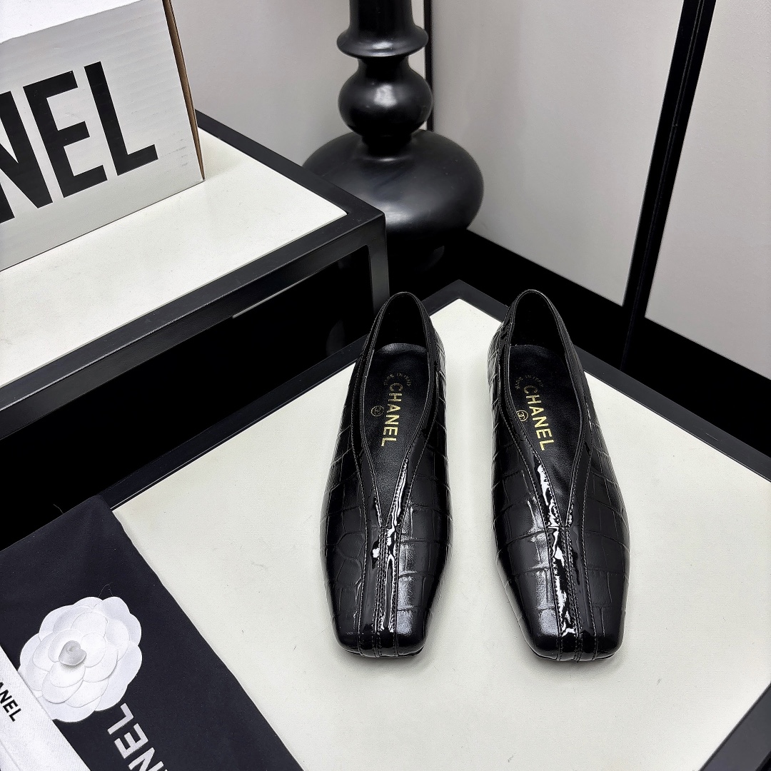 NO:815193,*|| Loafers [High-end Quality] These loafers are made of crocodile pattern leather + black patent leather splicing, which is simple and detailed. The square toe design is retro and fashionable, and the flat heel is super comfortable, which can be easily used for commuting and leisure. The lining is soft, and it is not tiring to wear for a long time. The crocodile pattern enhances the texture, and the black splicing is more layered. It goes well with light-colored trousers or skirts, easily creating an elegant and capable style. The upper is imported calfskin/sheepskin, and the inner sheepskin outsole is genuine leather.  Heel height: 2cm 35-40 (40/41 needs to be customized and communicate with customer service), single shoes, loafers, skirts, cowhide, sheepskin, sheep, Leather soles19860909*|| 乐福鞋【高端品质】 这款乐福鞋采用鳄鱼纹皮革+黑色漆皮拼接,简约又有细节感.方头设计,复古又时髦,平跟超舒适,通勤休闲都能轻松驾驭.内衬柔软,长时间穿也不累.鳄鱼纹提升质感,黑色拼接更显层次,搭配浅色裤装或裙装都很出彩,轻松打造优雅干练风格. 鞋面进口小牛皮/羊猄 内里羊皮 大底真皮大底 跟高:2cm 35-40(40/41 需要定做跟客服♂沟通),单鞋,loafers,skirts,cowhide,sheepskin,sheep,Leather soles,Women's Shoes
