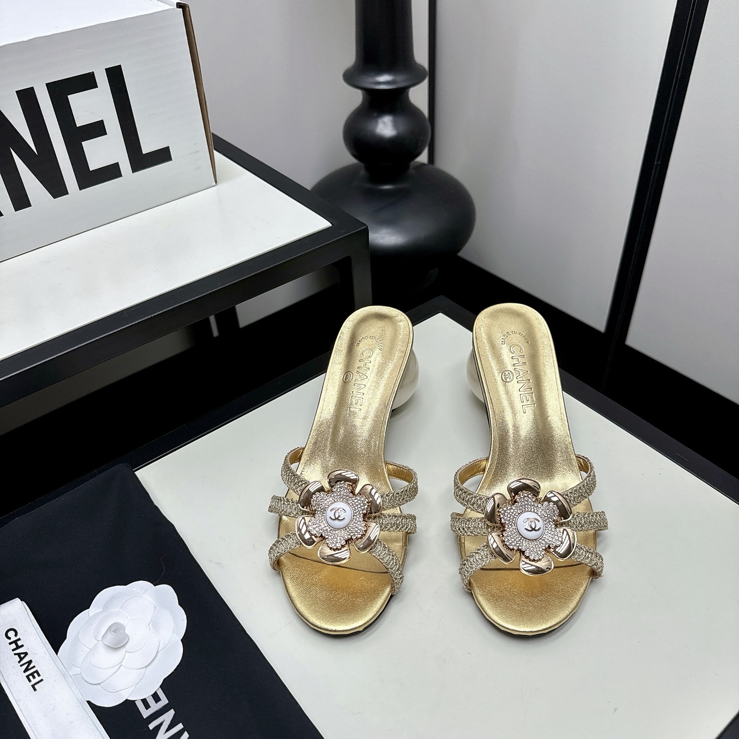 NO:815173,*|| Diamond Sandals [High-end Quality] Chanel bright-colored sandals, metallic luster upper + woven thin straps, with iconic camellia rhinestone decoration, exquisite and luxurious. Spherical thick heel design, fashionable and comfortable, suitable for long-term wear. It is great to wear outside or with a dress in summer, and easily enhances the sense of style. It is a high-end item that is both practical and artistic. Imported mesh upper, sheepskin lining, genuine leather outsole, Heel height: 5cm  35-40 (34/40/41/42 need to be customized and communicate with customer service), slippers, chanel, slippers, sheepskin, Leather soles19860909*|| 钻石凉拖【高端品质】 香奈儿亮色凉拖,金属光泽鞋面+编织细带,搭配标志性山茶花水钻装饰,精致又奢华.圆球形粗跟设计,时尚又舒适,适合长时间穿着.夏季外穿或搭配礼服都很出彩,轻松提升造型感,是实用与艺术兼具的高端单品 鞋面进口编网 内里羊皮 大底真皮大底 跟高:5cm 35-40(34/40/41/42 需要定做跟客服♂沟通),拖鞋,chanel,slippers,sheepskin,Leather soles,Women's Shoes