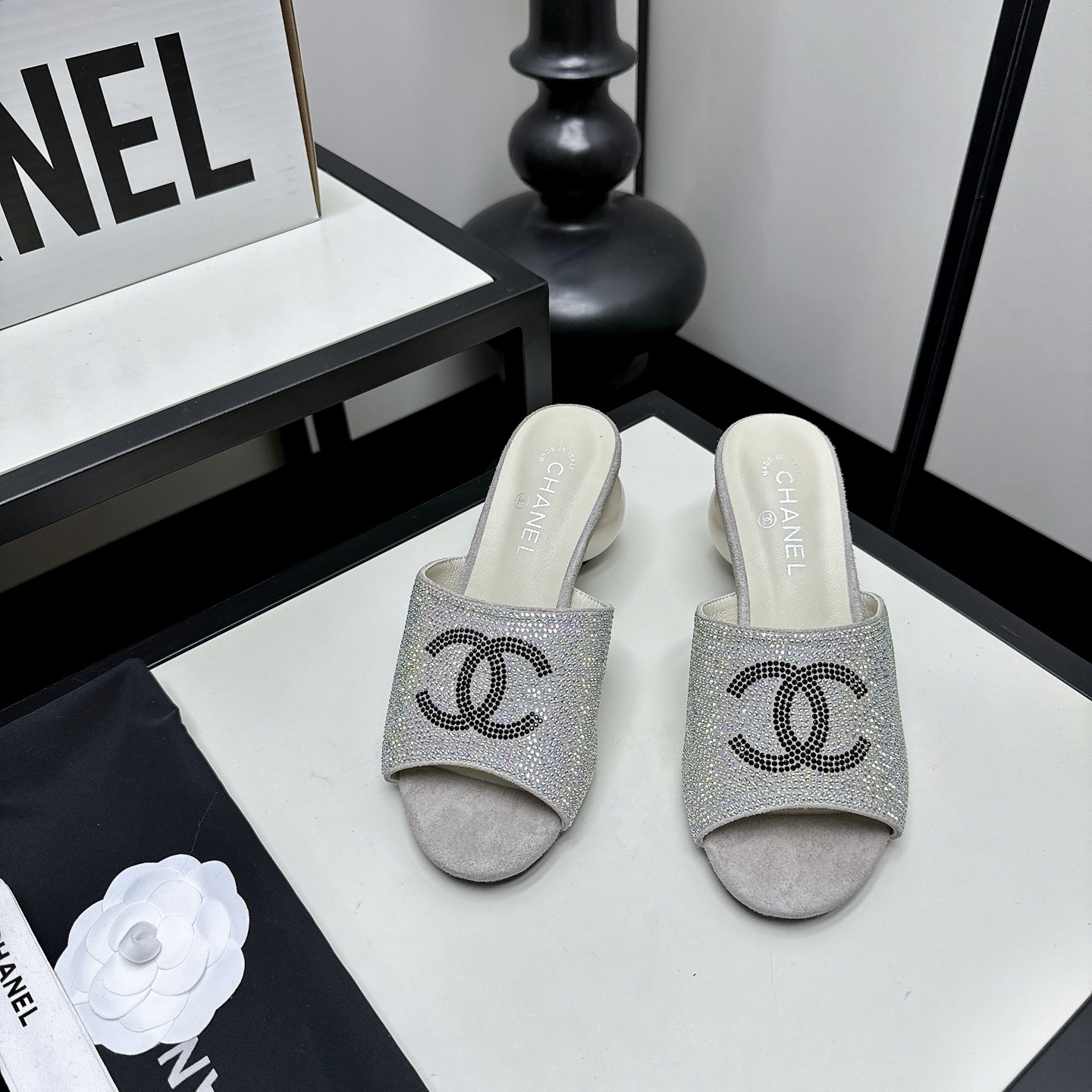 NO:815181,*|| Diamond Sandals [High-end Quality] Chanel bright-colored sandals, metallic luster upper + woven thin straps, with iconic camellia rhinestone decoration, exquisite and luxurious. The round spherical thick heel design is fashionable and comfortable, suitable for long-term wear. It is great to wear outside or with a dress in summer, and easily enhances the sense of style. It is a high-end item that is both practical and artistic. Lambskin upper/hot diamond, sheepskin lining, genuine leather outsole Heel height: 5cm  35-40 (34/40/41/42 need to be customized and communicate with customer service), slippers, chanel, slippers, sheepskin, sheep, Leather soles19860909*|| 钻石凉拖【高端品质】 香奈儿亮色凉拖,金属光泽鞋面+编织细带,搭配标志性山茶花水钻装饰,精致又奢华.圆球形粗跟设计,时尚又舒适,适合长时间穿着.夏季外穿或搭配礼服都很出彩,轻松提升造型感,是实用与艺术兼具的高端单品 鞋面羊猄/烫钻 内里羊皮 大底真皮大底 跟高:5cm 35-40(34/40/41/42 需要定做跟客服♂沟通),拖鞋,chanel,slippers,sheepskin,sheep,Leather soles,Women's Shoes