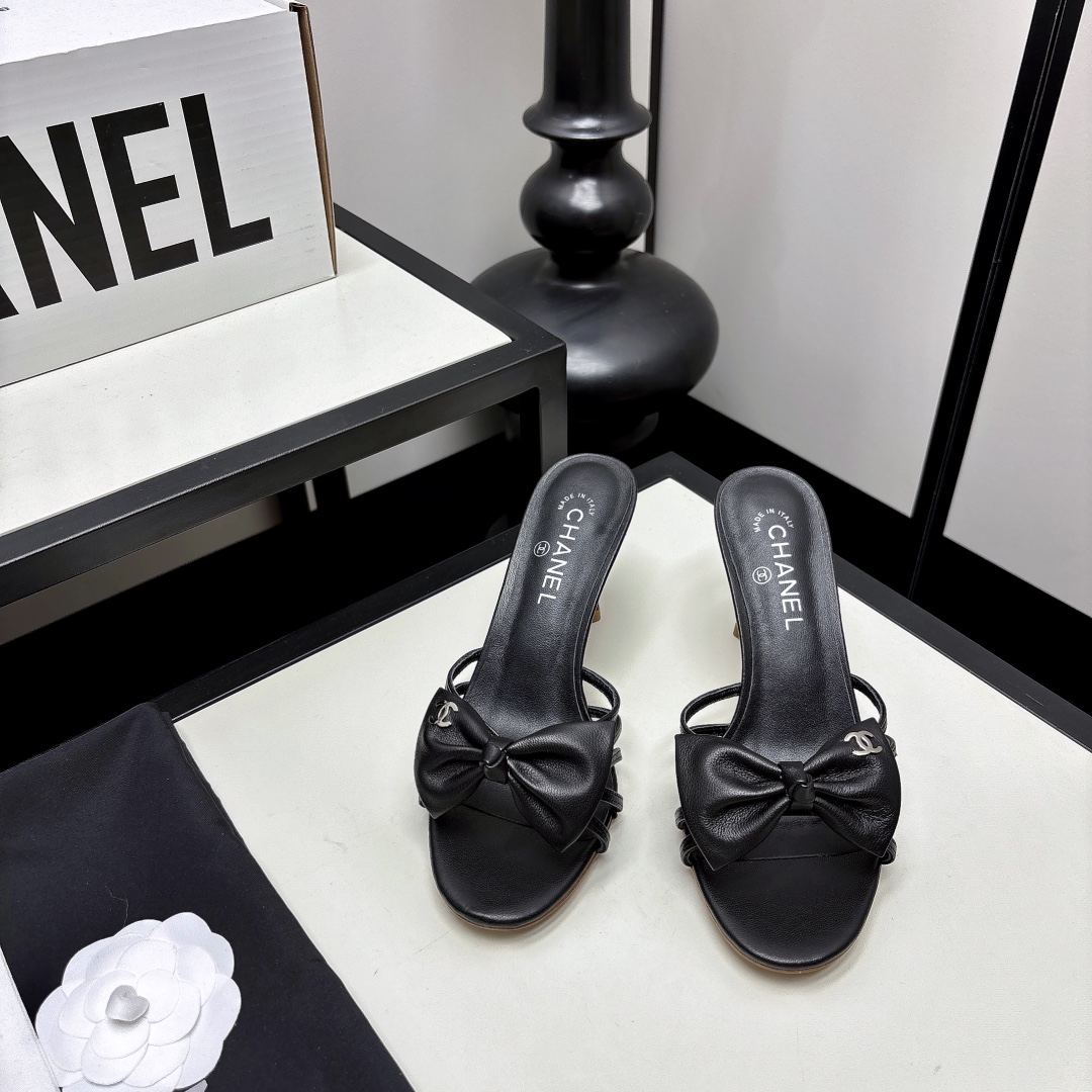 NO:815187,*|| Bow sandals [high-end quality] Xiangjia bow high heels, imported sheepskin + classic bow, elegant and delicate. Hollow design on the upper, refreshing and refreshing!  The slender heels are comfortable and lengthen the legs, and can be easily used for daily commuting or formal occasions. The soles are soft, and they are not tiring to wear for a long time. They have a French romantic atmosphere and can be worn with skirts and trousers. They have both temperament and practicality. Imported lambskin upper, sheepskin lining, outsole, Italian genuine leather sole. Heel height: 8cm 35-40 (34/40/41/42, you need to communicate with customer service for customization), slippers, chanel, sandals, high  heels,slippers,skirts,sheepskin19860909*|| 蝴蝶结凉鞋【高端品质】 香家蝴蝶结高跟鞋,进口羊皮+经典蝴蝶结,优雅精致.鞋面镂空设计,清清爽爽！细跟舒适又显腿长,日常通勤或正式场合都能轻松驾驭.鞋底柔软,长时间穿也不累,法式浪漫氛围感拉满,裙装裤装都能搭,气质与实用性兼具. 鞋面进口小羊皮 内里羊皮 大底意大利真皮底 跟高:8cm 35-40(34/40/41/42 需要定做跟客服♂沟通),拖鞋,chanel,sandals,high heels,slippers,skirts,sheepskin,Women's Shoes