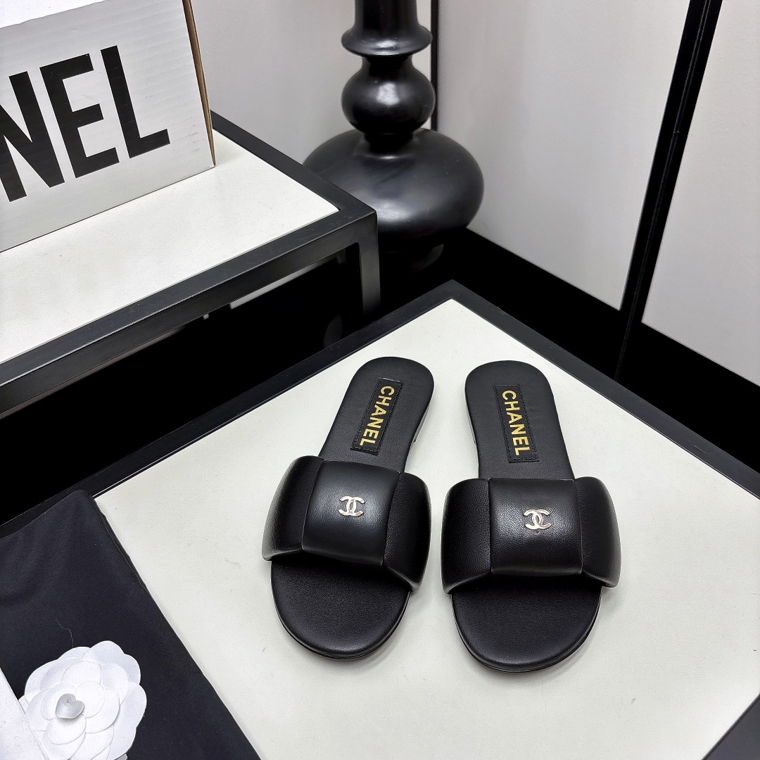 NO:815164,*|| Mier slippers [high-end quality] Xiaoxiang's refreshing holiday-style slippers are a must-have for Dopamine girls. They are made of soft leather, simple and elegant, and the double-C metal logo on the upper is very recognizable. The flat-bottom design is comfortable and versatile for daily wear, and can be easily matched with various styles of clothing, suitable for both leisure and vacation~ Imported lambskin upper, sheepskin lining, genuine leather outsole, Heel height: flat 35-40 (40/41/42  Need to customize and communicate with customer service), slippers, slippers, sheepskin, Leather soles19860909*|| 蜜儿拖鞋【高端品质】 小香度假风清爽拖鞋火爆登场多巴胺女孩必入采用柔软皮革,简约大方,鞋面双C金属Logo超有辨识度.平底设计,日常穿着舒适、百搭,轻松搭配各种风格服饰,无论休闲还是度假都很合适～ 鞋面进口小羊皮 内里羊皮 大底真皮大底 跟高:平跟 35-40(40/41/42 需要定做跟客服♂沟通),拖鞋,slippers,sheepskin,Leather soles,Women's Shoes