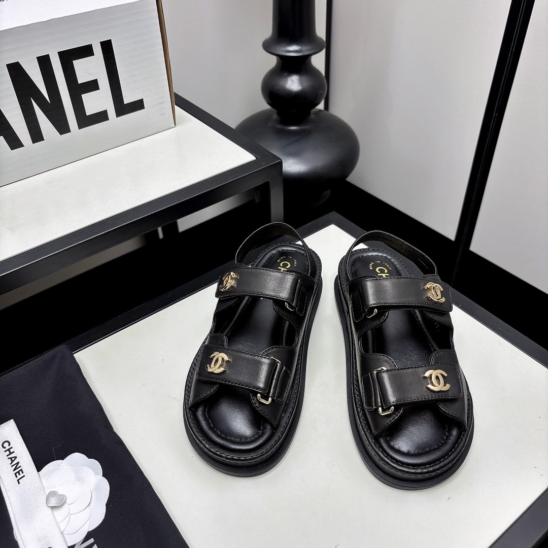 NO:815150,*|| Beach sandals [high-end quality] Chan*l's new thick-soled sandals are made of high-quality leather, and the metal double C logo is super recognizable!  The thick-soled design is both taller and more comfortable, and can be easily used for daily commuting and leisure. The beige color is versatile, and can be matched with skirts and jeans. It is simple and elegant, and has a perfect sense of fashion. The upper stitching details are exquisite and full of craftsmanship. It is a high-end item with both practicality and design!  Imported lambskin for the upper, sheepskin lining, outsole, original molded outsole, heel height: 2cm 35-40 (40/41 needs to be customized and communicate with customer service), slippers, sandals, chanel, sandals, slippers, skirts, jeans, sheepskin19860909*|| 沙滩凉鞋【高端品质】 Chan*l新款厚底凉鞋,选用优质皮革,金属双C标志超有辨识度！厚底设计增高又舒适,日常通勤、休闲都能轻松驾驭.米色百搭,裙装牛仔裤随心搭配,简约大方,时尚感满分～鞋面缝线细节精致,工艺感十足,是实用与设计感兼具的高端单品！ 鞋面进口小羊皮 内里羊皮 大底原板开模大底 跟高:2cm 35-40(40/41需要定做跟客服♂沟通),拖鞋凉鞋,chanel,sandals,slippers,skirts,jeans,sheepskin,Women's Shoes