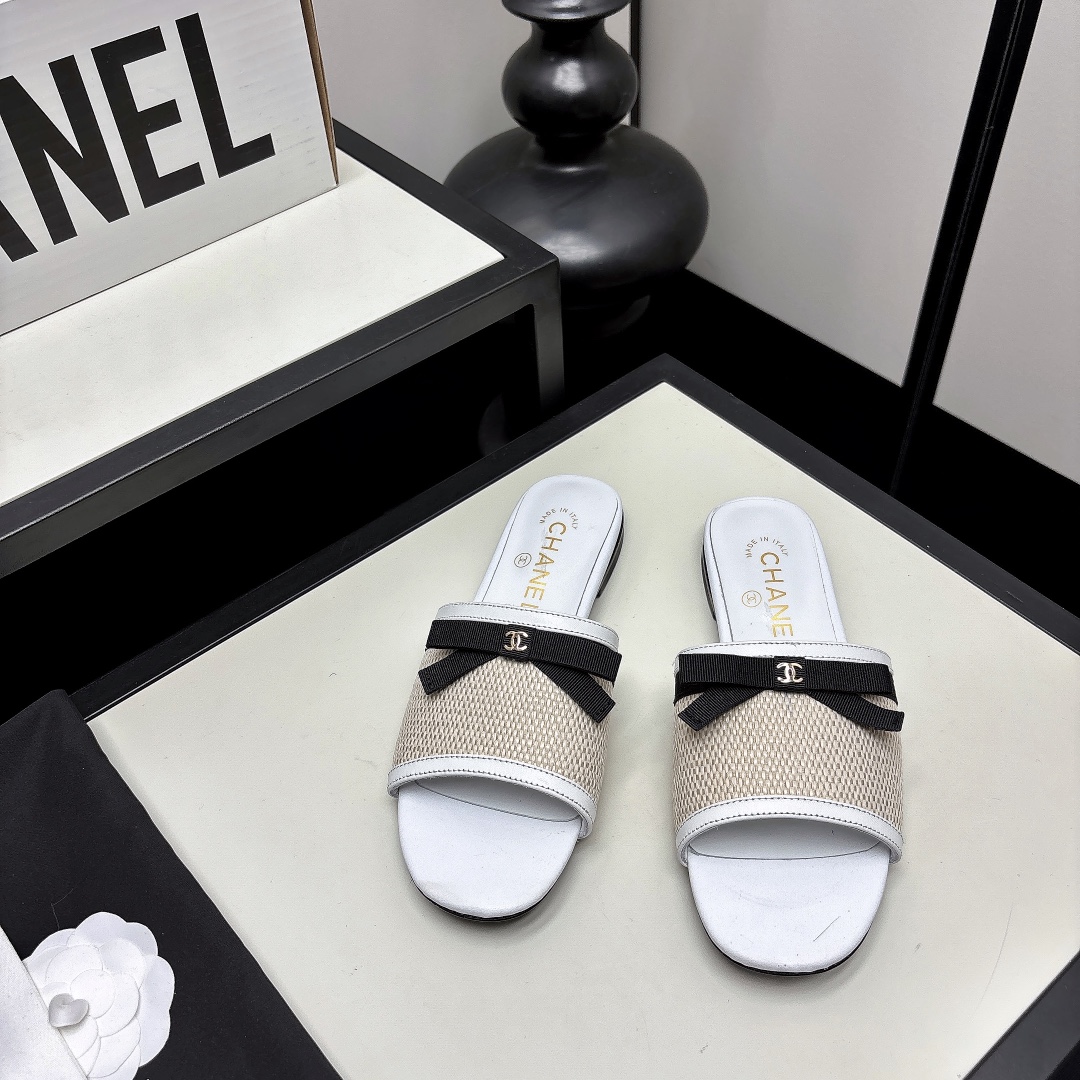 NO:815156,*|| Bow Tie Flop [High-end Quality] Xiaoxiang's new straw slippers, imported woven upper + black bow, embellished with double C metal logo in the center, full of brand sense. Flat bottom design, super comfortable for daily wear, velvet material is soft and high-end, great for matching with sweater coats in autumn and winter!  Available in multiple colors to meet different dressing needs, practical and fashionable, it is one of Chanel's classic accessories ~ High-density straw upper, sheepskin lining, genuine leather outsole Heel height: flat 35-40 (40/41/42, please contact customer service for customization), slippers, chanel, slippers, espadrilles, sweaters, sheepskin, Leather soles19860909*|| 蝴蝶结一字拖【高端品质】 小香新款草编拖鞋,进口编织鞋面+黑色蝴蝶结,中央点缀双C金属标志,品牌感满满.平底设计,日常穿超舒适,丝绒材质柔软又高级,秋冬搭配毛衣大衣超有氛围感！多色可选,满足不同穿搭需求,实用又时髦,是香奈儿经典配饰之一～ 鞋面高密草编 内里羊皮 大底真皮大底 跟高:平跟 35-40(40/41/42 需要定做跟客服♂沟通),拖鞋,chanel,slippers,espadrilles,sweaters,sheepskin,Leather soles,Women's Shoes