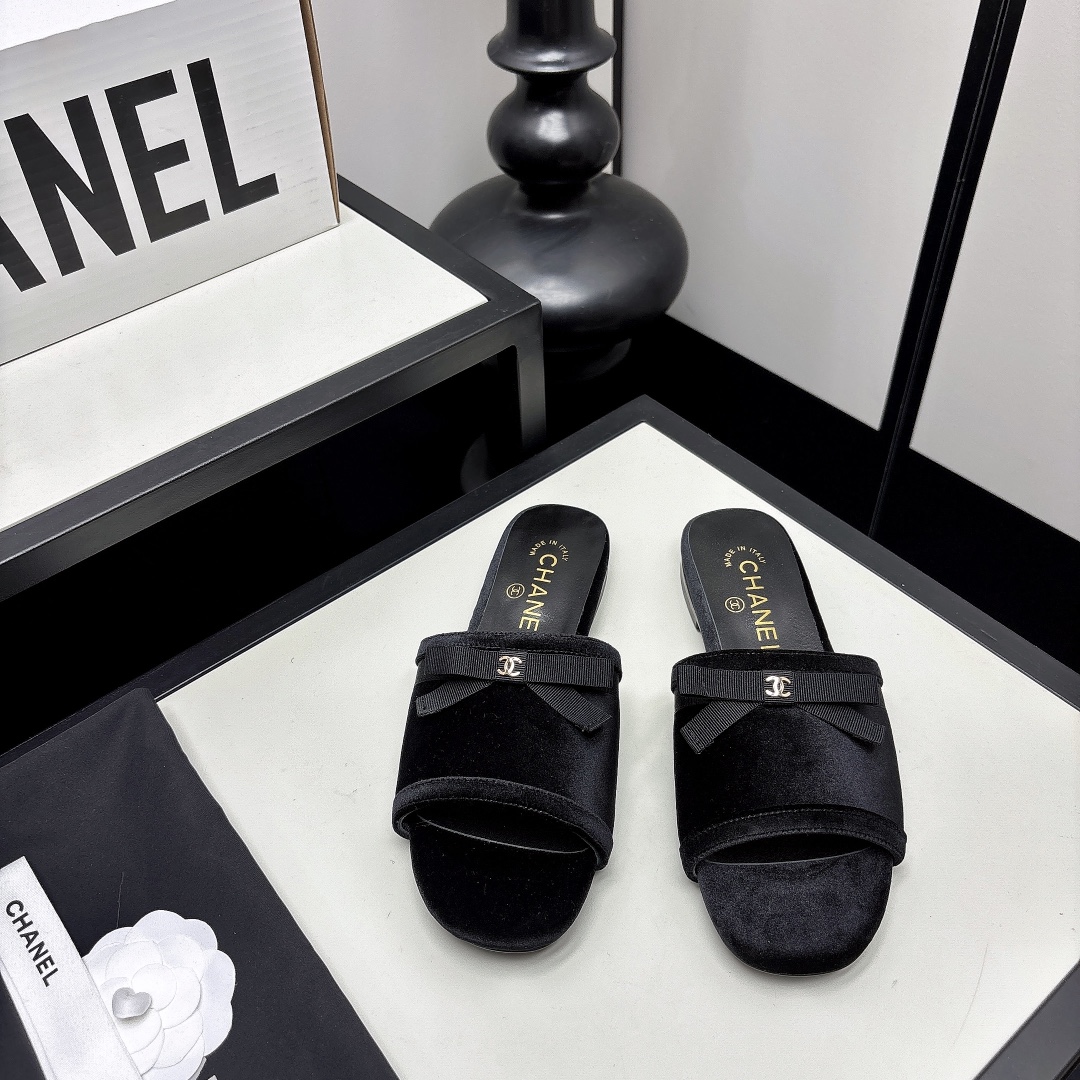 NO:815160,*|| Bow slip-on slippers [High-end quality] Xiaoxiang's velvet slippers, imported velvet upper + black bow, with double C metal logo in the center, full of brand sense. Flat-bottom design, super comfortable for daily wear, velvet material is soft and high-end, great for matching with sweater coats in autumn and winter!  Multiple colors are available to meet different dressing needs. Practical and fashionable, it is one of Chanel's classic accessories~ Imported high-gloss silk upper, sheepskin lining, genuine leather outsole Heel height: flat 35-40 (40/41/42, please contact customer service for customization), slippers, chanel, slippers, sweaters, sheepskin, Leather soles19860909*|| 蝴蝶结一字拖【高端品质】 小香这款丝绒拖鞋,进口丝绒鞋面+黑色蝴蝶结,中央点缀双C金属标志,品牌感满满.平底设计,日常穿超舒适,丝绒材质柔软又高级,秋冬搭配毛衣大衣超有氛围感！多色可选,满足不同穿搭需求,实用又时髦,是香奈儿经典配饰之一～ 鞋面进口高光丝 内里羊皮 大底真皮大底 跟高:平跟 35-40(40/41/42 需要定做跟客服♂沟通),拖鞋,chanel,slippers,sweaters,sheepskin,Leather soles,Women's Shoes
