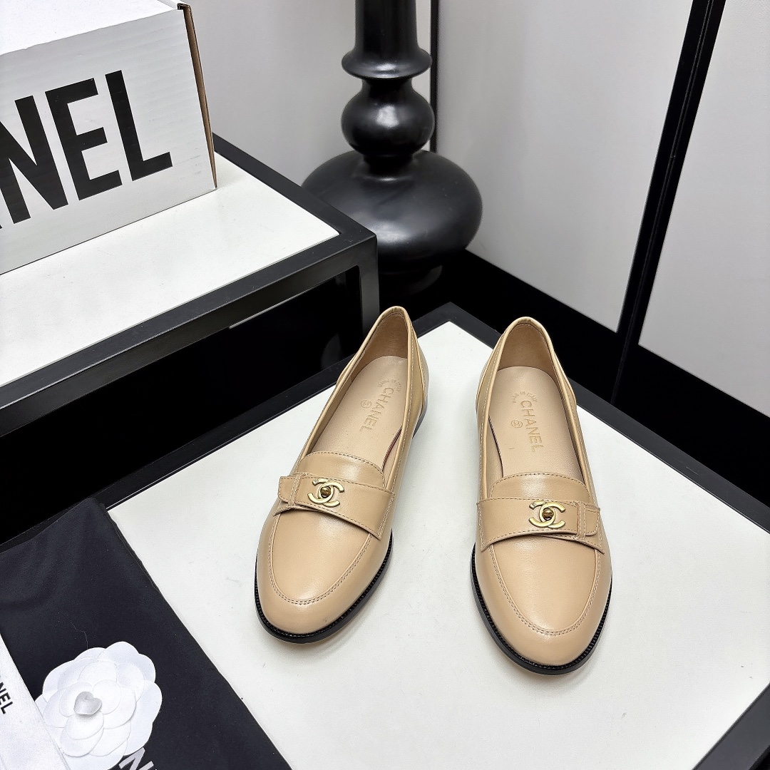 NO:815144,*|| Loafers [High-end quality] Xiaoxiang loafers are made of high-quality cowhide, with smooth and delicate uppers, and classic double-C metal logos, which give them a full sense of brand. Flat-soled design, comfortable for daily commuting or leisure, British retro style, versatile and fashionable, can be easily worn in skirts or trousers, and directly enhances your elegant temperament!  Imported lambskin upper, sheepskin lining, leather outsole, heel height: 2cm 35-40 (40/41/42, please contact customer service for customization), sandals, loafers, sandals, skirts, cowhide, sheepskin, Leather soles19860909*|| 乐福鞋【高端品质】 小香乐福鞋,选用优质牛皮,鞋面光滑细腻,搭配经典双C金属标志,品牌感满满.平底设计,日常通勤或休闲都很舒适,英伦复古风,百搭又时髦,无论裙装还是裤装都能轻松驾驭,优雅气质直接拉满！ 鞋面进口小羊皮 内里羊皮 大底真皮大底 跟高:2cm 35-40(40/41/42 需要定做跟客服♂沟通),凉鞋单鞋,loafers,sandals,skirts,cowhide,sheepskin,Leather soles,Women's Shoes