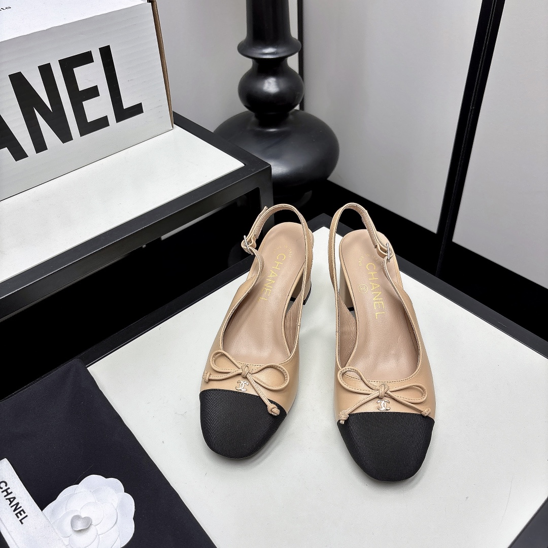 NO:815148,*|| Bow back hollow sandals [high-end quality] Xiaoxiang's back hollow shoes, small square toe design + bow embellishment, are elegant and delicate. The satin toe is full of luster, and the thick heel is about 4-5cm, which elongates the leg shape and is super comfortable at the same time. It can be easily used for commuting or formal occasions. The hollow back design is breathable and fashionable, very suitable for spring and summer. The double C logo on the bow is directly recognizable for the brand. It can be worn with skirts and trousers, and you can easily get French elegance!  Imported lambskin upper, sheepskin lining, leather outsole, heel height: 4.5cm 35-40 (40/41/42, please contact customer service for customization), sandals, sandals, skirts, sheepskin, silk fabric, Leather soles19860909*|| 蝴蝶结后空凉鞋【高端品质】 小香这款后空鞋,小方头设计+蝴蝶结点缀,优雅又精致.绸缎鞋头光泽感满满,粗跟约4-5cm,拉长腿型同时超舒适,通勤或正式场合都能轻松驾驭.后空设计透气又时髦,春夏穿超合适.蝴蝶结上的双C标志,品牌辨识度直接拉满,裙装裤装都能搭,法式优雅轻松get！ 鞋面进口小羊皮 内里羊皮 大底真皮大底 跟高:4.5cm 35-40(40/41/42 需要定做跟客服♂沟通),凉鞋单鞋,sandals,skirts,sheepskin,silk fabric,Leather soles,Women's Shoes