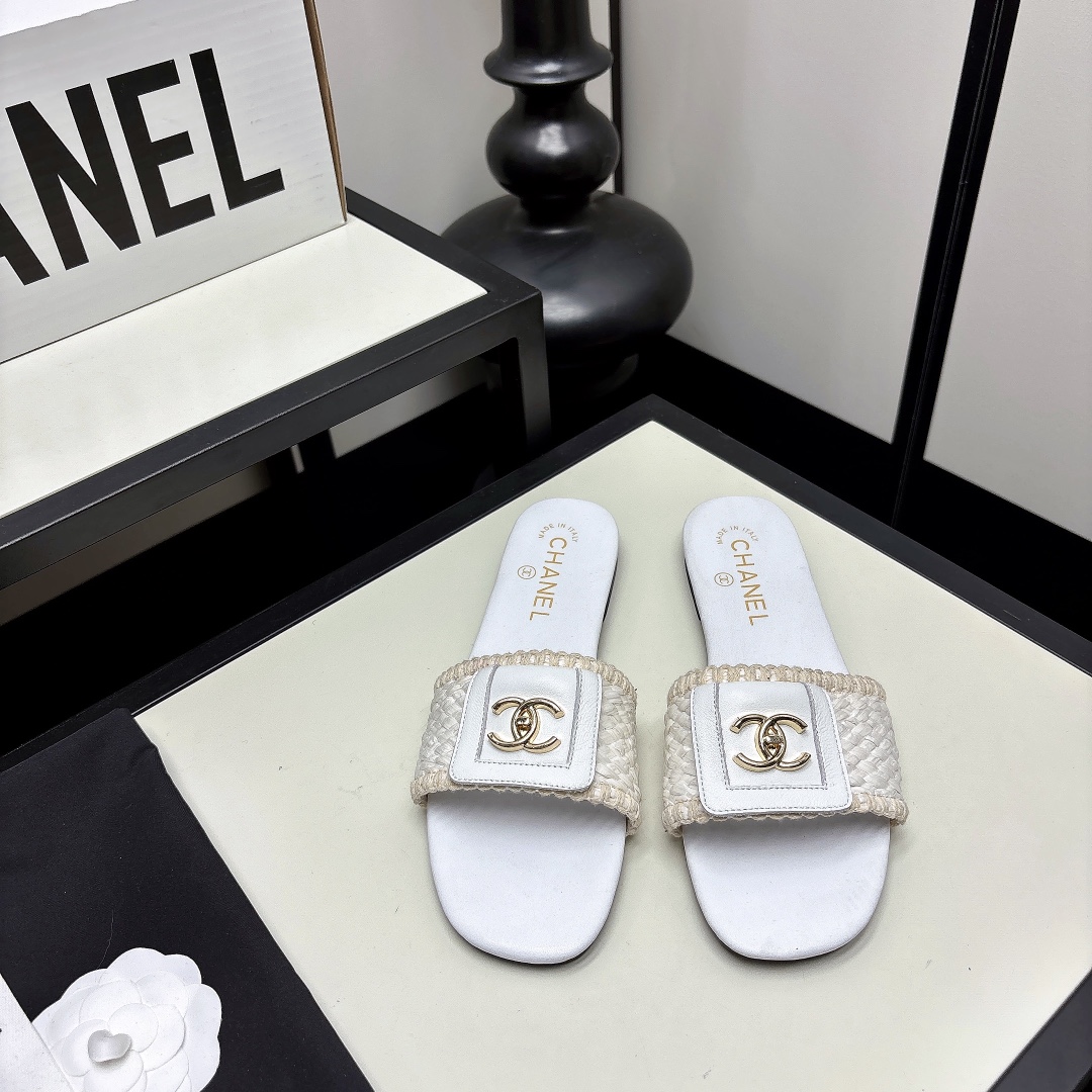 NO:815140,*|| Straw flat slippers [high-end quality] Xiangjia's new woven slippers, the upper is made of natural fiber + white leather frame, the center is embellished with the classic double C metal logo, and the schoolbag buckle is classic and versatile!  The flat design is comfortable to wear and is perfect for daily outings or vacations in summer. The woven elements add a natural flavor and make it more elegant and casual when paired with casual clothing. High-density straw upper, sheepskin lining, genuine leather outsole. Heel height: flat 35-40 (40/41/42, please contact customer service for customization), slippers, chanel, slippers, espadrilles, sheepskin, Leather soles19860909*|| 草编平底拖鞋【高端品质】 香家新款编织拖鞋,鞋面采用天然纤维+白色皮革边框,中央点缀经典双C金属标志,书包扣经典百搭！平底设计,穿着舒适,夏天日常出街或度假都超适合.编织元素增添自然气息,搭配休闲服饰更显优雅随性. 鞋面高密草编 内里羊皮 大底真皮大底 跟高:平底 35-40(40/41/42 需要定做跟客服♂沟通),拖鞋,chanel,slippers,espadrilles,sheepskin,Leather soles,Women's Shoes