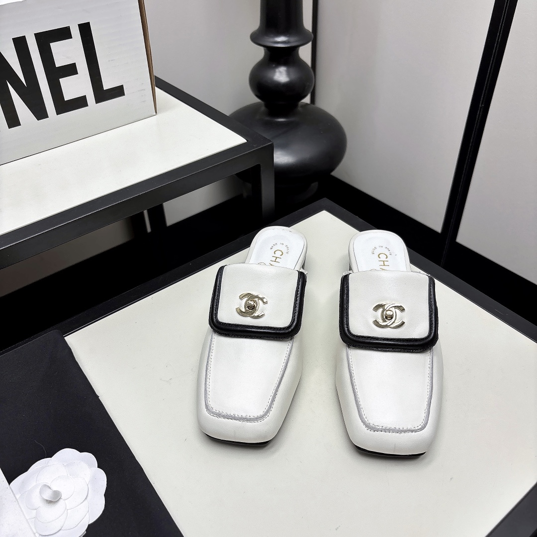 NO:815136,*|| Square-toe Mule Shoes [High-end Quality] Xiaoxiangfeng’s popular model flip-top hijab with empty back square-toe bag-toe mid-heel and half-drag Mule shoes are now online!  The same model is out of stock at the counter. It is a 1:1 replica of the original version, classic square head + double C hijab design, full of French atmosphere!  Imported lambskin upper, sheepskin lining, genuine leather outsole, heel height: 4cm 35-40 (40/41/42, please contact customer service for customization), half drag, sheepskin, Leather soles19860909*|| 方头穆勒鞋【高端品质】 小香风爆款翻盖盖头盖子后空方头包头中跟半拖穆勒鞋上线！ 专柜同款断货王 原版开发1:1复刻,经典方头+双C盖头设计,法式氛围感拉满！ 鞋面进口小羊皮 内里羊皮 大底真皮大底 跟高:4cm 35-40(40/41/42 需要定做跟客服♂沟通),半拖,sheepskin,Leather soles,Women's Shoes