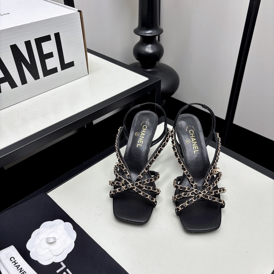 NO:815154,*|| Square-toe chain sandals [High-end quality] Intertwined chains are Xiaoxiang’s unique elegance code. Leather and metal chains are gently intertwined. The combination of square toe + cat heel combines French sophistication and daily comfort. The upper foot comes with a noble filter, which can easily be worn in a variety of occasions. Imported lambskin/chain on the upper, sheepskin lining, genuine leather outsole, Heel height: 6.5cm 35-40 (40/41/42)  Need to customize and communicate with customer service), sandals, sandals, sheepskin, Leather soles19860909*|| 方头链条凉鞋【高端品质】 链条交织,是小香独有的优雅密码.皮革与金属链温柔缠绕,方头+猫跟的组合,把法式精致和日常舒适拿捏得刚刚好,上脚自带贵气滤镜,轻松解锁多种场合穿搭. 鞋面进口小羊皮/链条 内里羊皮 大底真皮大底 跟高:6.5cm 35-40(40/41/42 需要定做跟客服♂沟通),凉鞋,sandals,sheepskin,Leather soles,Women's Shoes
