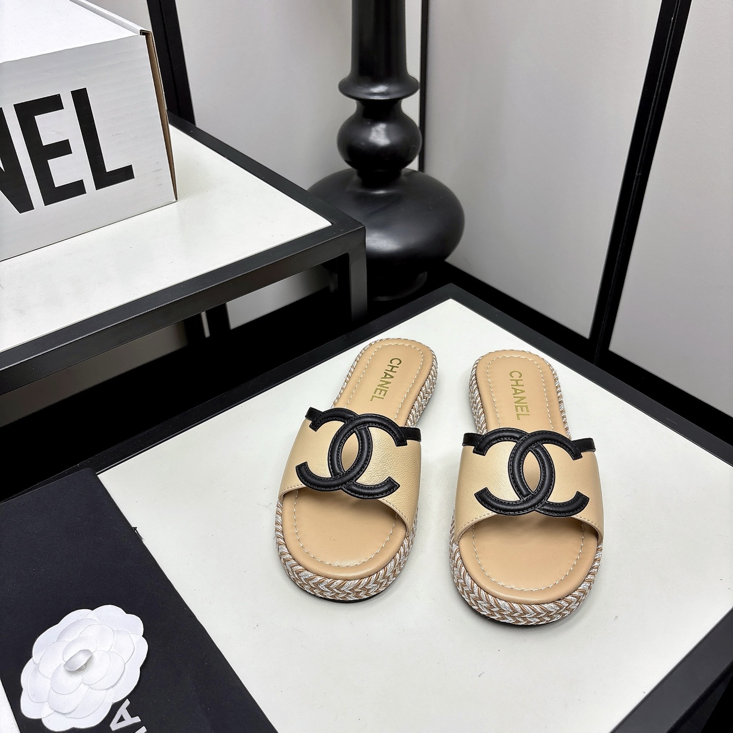 NO:815146,*|| Hemp rope-soled slippers [high-end quality] Grandma double-C logo slippers, gentle milk tea color with thick straw sole, lazy and high-end texture, who knows!  It's so beautiful!  ♀Straw sole + gentle nude color, soft on the feet, comfortable and luxurious when going out in summer. Imported lambskin upper, sheepskin lining, original non-slip outsole, heel height: 2cm 35-40 (40/41/42, please contact customer service for customization), slippers, slippers, espadrilles, sheepskin19860909*|| 麻绳底拖鞋【高端品质】 香奶奶双C标识拖鞋,温柔奶茶色调搭配草编厚底,慵懒中自带高级质感,谁懂啊！真的美到心巴！♀草编底+温柔裸色,上脚软乎乎,夏天出门踩它舒服又显贵. 鞋面进口小羊皮 内里羊皮 大底原版防滑底 跟高:2cm 35-40(40/41/42 需要定做跟客服♂沟通),拖鞋,slippers,espadrilles,sheepskin,Women's Shoes