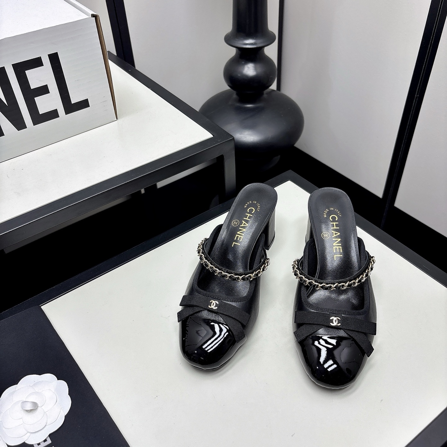 NO:815142,*|| Hollow back sandals [High-end quality] Xiaoxiang's hollow back shoes have a small square toe design + bow embellishment, which is elegant and delicate. The satin toe is full of luster, and the thick heel is about 4-5cm. It elongates the legs and is super comfortable, and can be easily used for commuting or formal occasions. The hollow back design is breathable and fashionable, and is very suitable for spring and summer. The double C logo on the bow is directly recognizable for the brand. It can be worn with skirts and trousers, and you can easily get French elegance!  Imported lambskin upper, sheepskin lining, leather outsole, heel height: 4.5cm 35-40 (40/41/42, please contact customer service for customization), semi-trailers, sandals, skirts, sheepskin, silk fabric, Leather soles19860909*|| 后空凉鞋【高端品质】 小香这款后空鞋,小方头设计+蝴蝶结点缀,优雅又精致.绸缎鞋头光泽感满满,粗跟约4-5cm,拉长腿型同时超舒适,通勤或正式场合都能轻松驾驭.后空设计透气又时髦,春夏穿超合适.蝴蝶结上的双C标志,品牌辨识度直接拉满,裙装裤装都能搭,法式优雅轻松get！ 鞋面进口小羊皮 内里羊皮 大底真皮大底 跟高: 4.5cm 35-40(40/41/42 需要定做跟客服♂沟通),半拖,sandals,skirts,sheepskin,silk fabric,Leather soles,Women's Shoes