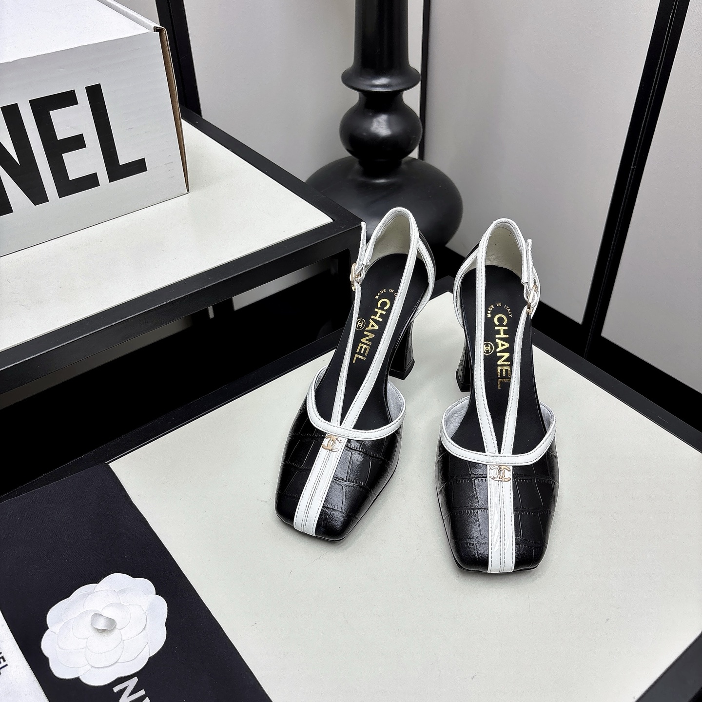 NO:815128,*|| Hollow back sandals [high-end quality] Xiangjia color-blocked high heels, imported sheepskin + color-blocking connection, elegant and refined. Hollow design on the upper, refreshing and refreshing!  The thick heel is comfortable and leggy, and can be easily used for daily commuting or formal occasions. The leather outsole is not tiring to wear for a long time, and it has a French romantic atmosphere. It can be worn with skirts and trousers, and has both temperament and practicality. Imported lambskin upper, sheepskin lining, outsole, Italian genuine leather sole. Heel height: 7cm 35-40 (34/40/41/42, you need to communicate with customer service for customization), single shoes, chanel, sandals, high  heels,skirts,sheepskin,Leather soles19860909*|| 后空凉鞋【高端品质】 香家拼色高跟鞋,进口羊皮+拼色衔接,优雅精致.鞋面镂空设计,清清爽爽！粗跟舒适又显腿长,日常通勤或正式场合都能轻松驾驭.真皮大底长时间穿也不累,法式浪漫氛围感拉满,裙装裤装都能搭,气质与实用性兼具. 鞋面进口小羊皮 内里羊皮 大底意大利真皮底 跟高:7cm 35-40(34/40/41/42 需要定做跟客服♂沟通),单鞋,chanel,sandals,high heels,skirts,sheepskin,Leather soles,Women's Shoes