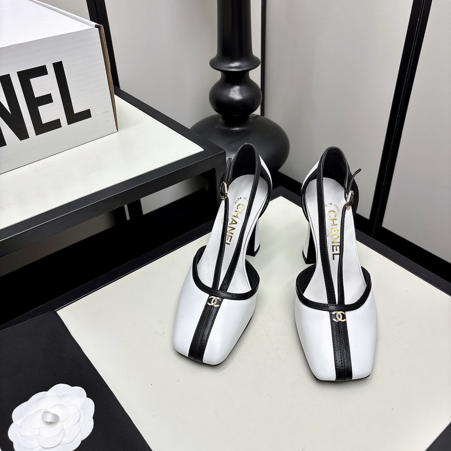 NO:815133,*|| Hollow back sandals [high-end quality] Xiangjia color-blocked high heels, imported sheepskin + color-blocking connection, elegant and refined. Hollow design on the upper, refreshing and refreshing!  The thick heel is comfortable and leggy, and can be easily used for daily commuting or formal occasions. The leather outsole is not tiring to wear for a long time, full of French romantic atmosphere, and can be matched with skirts and trousers. It has both temperament and practicality. Upper sheepskin/patent leather Lining sheepskin Outsole Italian genuine leather sole Heel height: 7cm 35-40 (34/40/41/42 You need to communicate with customer service for customization), single shoes, chanel, sandals, high  heels,skirts,sheepskin,Leather soles19860909*|| 后空凉鞋【高端品质】 香家拼色高跟鞋,进口羊皮+拼色衔接,优雅精致.鞋面镂空设计,清清爽爽！粗跟舒适又显腿长,日常通勤或正式场合都能轻松驾驭.真皮大底长时间穿也不累,法式浪漫氛围感拉满,裙装裤装都能搭,气质与实用性兼具. 鞋面羊皮/漆皮 内里羊皮 大底意大利真皮底 跟高:7cm 35-40(34/40/41/42 需要定做跟客服♂沟通),单鞋,chanel,sandals,high heels,skirts,sheepskin,Leather soles,Women's Shoes
