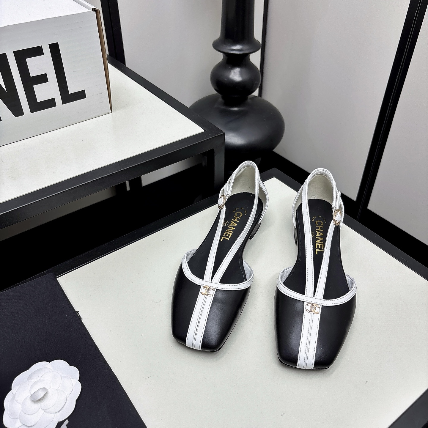 NO:815138,*|| Hollow back sandals [high-end quality] Xiangjia color-blocked high heels, imported sheepskin + color-blocking connection, elegant and refined. Hollow design on the upper, refreshing and refreshing!  The thick heel is comfortable and leggy, and can be easily used for daily commuting or formal occasions. The leather outsole is not tiring to wear for a long time, and it fills the French romantic atmosphere. It can be worn with skirts and trousers, and has both temperament and practicality. Upper sheepskin/patent leather Lining sheepskin Outsole Italian leather sole Heel height: flat 35-40 (34/40/41/42 needs to be customized and communicate with customer service), single shoes, chanel, sandals, high  heels,skirts,sheepskin,Leather soles19860909*|| 后空凉鞋【高端品质】 香家拼色高跟鞋,进口羊皮+拼色衔接,优雅精致.鞋面镂空设计,清清爽爽！粗跟舒适又显腿长,日常通勤或正式场合都能轻松驾驭.真皮大底长时间穿也不累,法式浪漫氛围感拉满,裙装裤装都能搭,气质与实用性兼具. 鞋面羊皮/漆皮 内里羊皮 大底意大利真皮底 跟高:平跟 35-40(34/40/41/42 需要定做跟客服♂沟通),单鞋,chanel,sandals,high heels,skirts,sheepskin,Leather soles,Women's Shoes