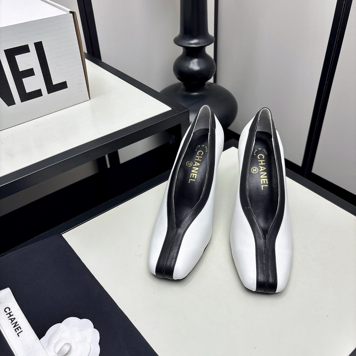 NO:815121,*|| Flat-toe small shoes [high-end quality] Xiangjia color-blocked stiletto high heels, imported sheepskin + color-blocking connection, elegant and refined. The embossed design of the upper is full of design! Thin heels are comfortable and show long legs, and can be easily used for daily commuting or formal occasions. The leather outsole is not tiring to wear for a long time, full of French romantic atmosphere, and can be matched with skirts and trousers. It has both temperament and practicality. Upper sheepskin/patent leather Lining sheepskin Outsole Italian leather sole Heel height: flat 35-40 (need to communicate with customer service on 34/40/41), single shoes, chanel, high heels,skirts,sheepskin,Leather soles19860909*|| 平头小单鞋【高端品质】 香家拼色细跟高跟鞋,进口羊皮+拼色衔接,优雅精致.鞋面压纹设计,设计感滿滿！细跟舒适又显腿长,日常通勤或正式场合都能轻松驾驭.真皮大底长时间穿也不累,法式浪漫氛围感拉满,裙装裤装都能搭,气质与实用性兼具. 鞋面羊皮/漆皮 内里羊皮 大底意大利真皮底 跟高:平跟 35-40(34/40/41需要定做跟客服♂沟通),单鞋,chanel,high heels,skirts,sheepskin,Leather soles,Women's Shoes