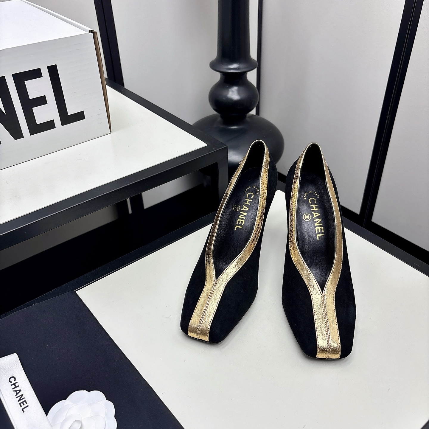 NO:815123,*|| Flat-toe small shoes [high-end quality] Xiangjia color-blocked stiletto high heels, imported sheepskin + color-blocking connection, elegant and refined. The embossed design of the upper is full of design! Thin heels are comfortable and show long legs, and can be easily used for daily commuting or formal occasions. The leather outsole is not tiring to wear for a long time, full of French romantic atmosphere, and can be matched with skirts and trousers. It has both temperament and practicality. Upper sheepskin/high-gloss silk Lining sheepskin Outsole Italian leather sole Heel height: flat 35-40 (need to communicate with customer service on 34/40/41), single shoes, chanel, high heels,skirts,sheepskin,Leather soles19860909*|| 平头小单鞋【高端品质】 香家拼色细跟高跟鞋,进口羊皮+拼色衔接,优雅精致.鞋面压纹设计,设计感滿滿！细跟舒适又显腿长,日常通勤或正式场合都能轻松驾驭.真皮大底长时间穿也不累,法式浪漫氛围感拉满,裙装裤装都能搭,气质与实用性兼具. 鞋面羊皮/高光丝 内里羊皮 大底意大利真皮底 跟高:平跟 35-40(34/40/41需要定做跟客服♂沟通),单鞋,chanel,high heels,skirts,sheepskin,Leather soles,Women's Shoes