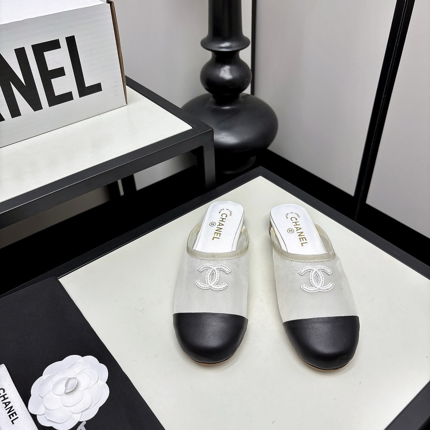 NO:815074,*|| Mesh toe-toe slippers [high-end quality] Grandma's double C embroidered mules, mesh + black leather spliced ​​toe, classic double C embroidery is super recognizable!  The flat bottom design is super comfortable for daily wear, elegant and versatile, and can be easily worn in casual skirts. Full of details, it is a classic series of Xiangjia, practical and collectible, a must-have for fashionistas!  Upper sheepskin/mesh, lining sheepskin, outsole genuine leather, original outsole Heel height: flat 35-40 (40/41 needs to be customized and communicate with customer service), half drag, chanel, skirts, sheepskin19860909*|| 网纱包头拖【高端品质】 香奶奶双C刺绣穆勒鞋,网纱+黑色皮革拼接鞋头,经典双C刺绣超有辨识度！平底设计,日常穿超舒适,优雅又百搭,裙装休闲都能轻松驾驭.细节满分,是香家经典系列,实用又有收藏价值,时髦精必入！ 鞋面羊皮/网纱 内里羊皮 大底真皮原版大底 跟高:平跟 35-40(40/41 需要定做跟客服♂沟通),半拖,chanel,skirts,sheepskin,Women's Shoes