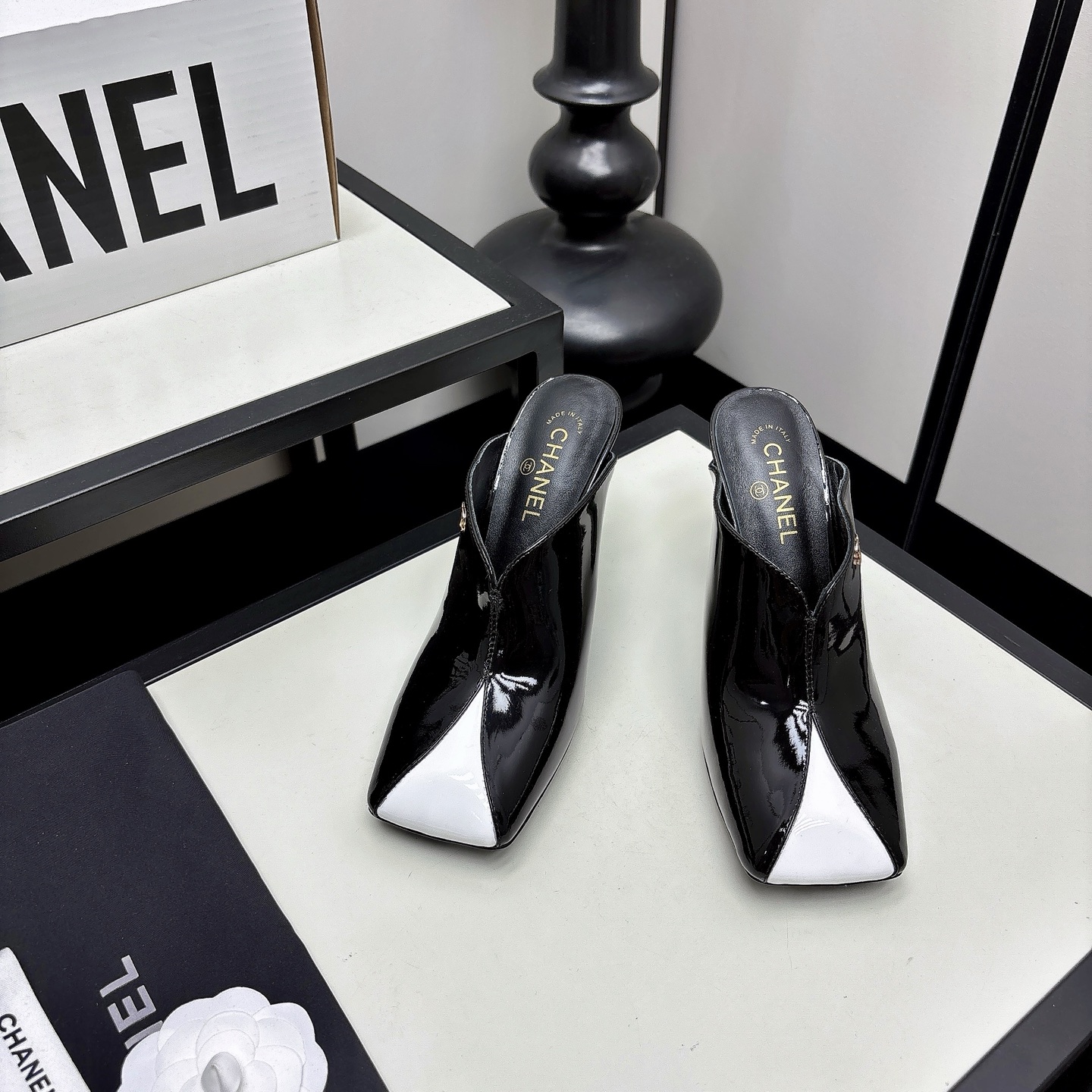 NO:815069,*|| Square toe slippers [high-end quality] Xiaoxiang square toe slippers are really crazy this year. Patent leather mules, made of shiny patent leather, full of gloss, and the square toe design is super modern. The beer heel structure is comfortable and stable to wear, suitable for long walks. The metal double C logo on the upper makes the brand highly recognizable!  The burgundy color is elegant and retro, and looks great with skirts or suits. It can easily create a sweet, cool or French style. It can be easily used for daily commuting and parties, it is fashionable and practical!  Upper sheepskin/cow leather lining sheepskin outsole original genuine leather outsole Heel height: 9cm 35-40 (40/41/42 need to be customized and communicate with customer service), semi-slip heels, high heels, slippers, skirts, business suit, sheepskin19860909*|| 方头拖鞋【高端品质】 今年小香方头真的 sha疯了,漆皮穆勒鞋,亮面漆皮材质,光泽感满分,方头设计超有现代感.啤酒跟结构,穿着舒适又稳固,适合长时间行走.鞋面金属双C标志,品牌辨识度超高！酒红色调优雅复古,搭配裙装或西装都很出彩,轻松打造甜酷或法式气质风格.日常通勤、聚会都能轻松驾驭,时髦又实用！ 鞋面羊皮/牛柒皮 内里羊皮 大底真皮原版大底 跟高:9cm 35-40(40/41/42 需要定做跟客服♂沟通),半拖高跟鞋,high heels,slippers,skirts,business suit,sheepskin,Women's Shoes
