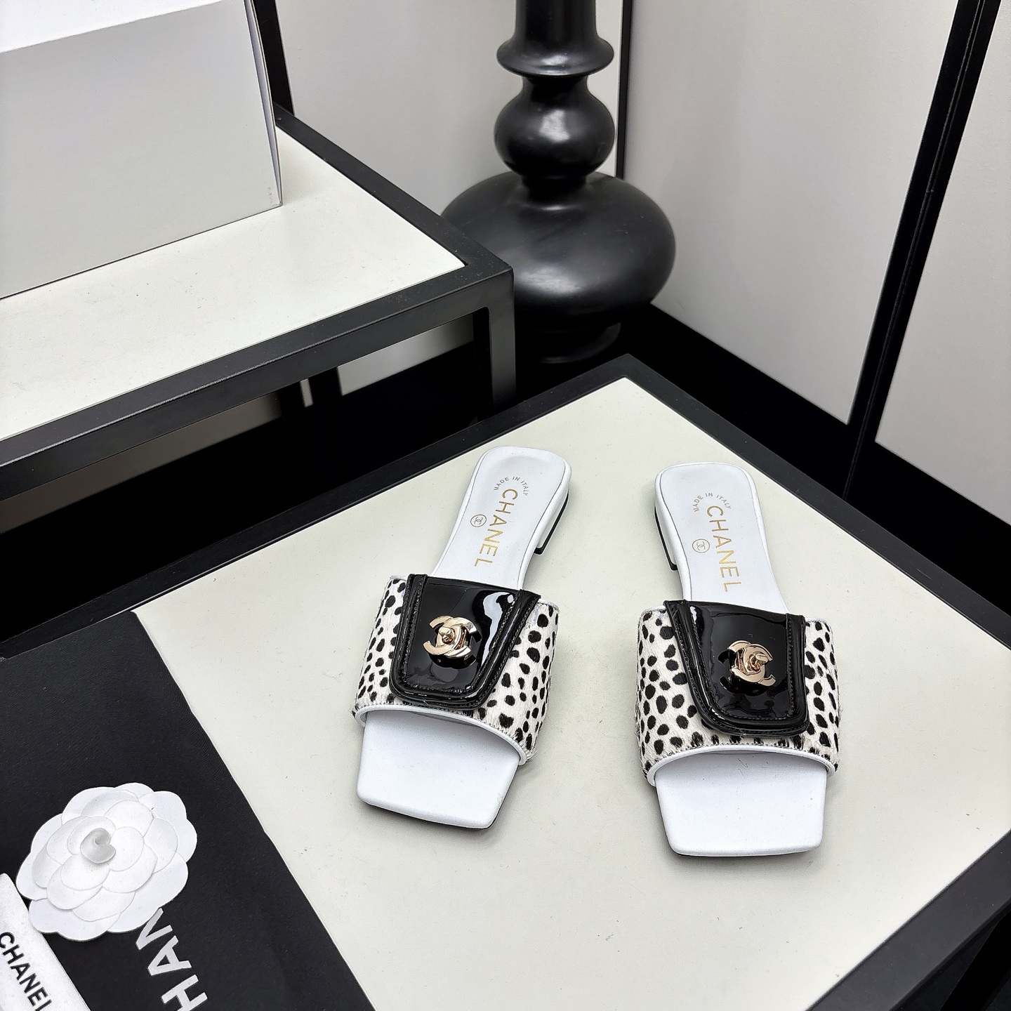 NO:815113,*|| Square toe slippers [high-end quality] This year, the square toe of Xiaoxiang is really crazy. With the classic school bag buckle, it is simply stunning. The flat design is super comfortable for daily wear and the square toe shape is very fashionable. Made in Italy, with exquisite craftsmanship, it is elegant and casual whether worn with skirts or jeans, and easily enhances your temperament. Sheepskin upper/sheep leather lining Sheepskin outsole original leather outsole Heel height: flat 35-40 (40/41)  Need to customize and communicate with customer service), loafers, slippers, slippers, skirts, jeans, sheepskin, sheep19860909*|| 方头拖鞋【高端品质】 今年小香方头真的 sha疯了配上经典书包扣,简直惊艳全场平底设计,日常穿超舒适,方头造型时髦感满分.意大利制造,工艺精致,无论搭裙装还是牛仔裤都很优雅随性,轻松提升气质. 鞋面羊皮/羊猄 内里羊皮 大底真皮原版大底 跟高:平跟 35-40(40/41 需要定做跟客服♂沟通),乐福鞋半拖,loafers,slippers,skirts,jeans,sheepskin,sheep,Women's Shoes
