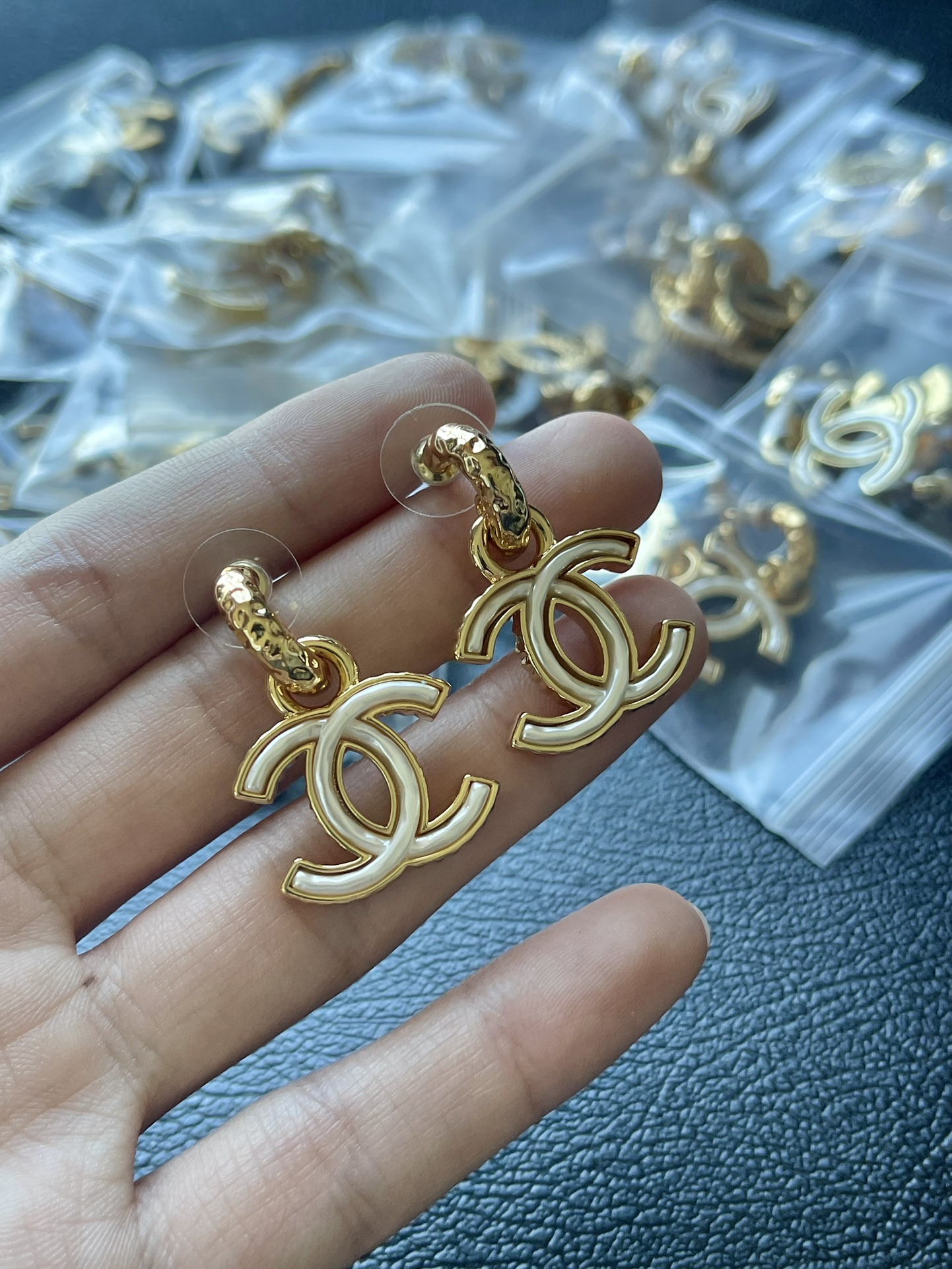 Chanel 香23A Chanel cc金色挂钩白色珐琅金边双c耳环