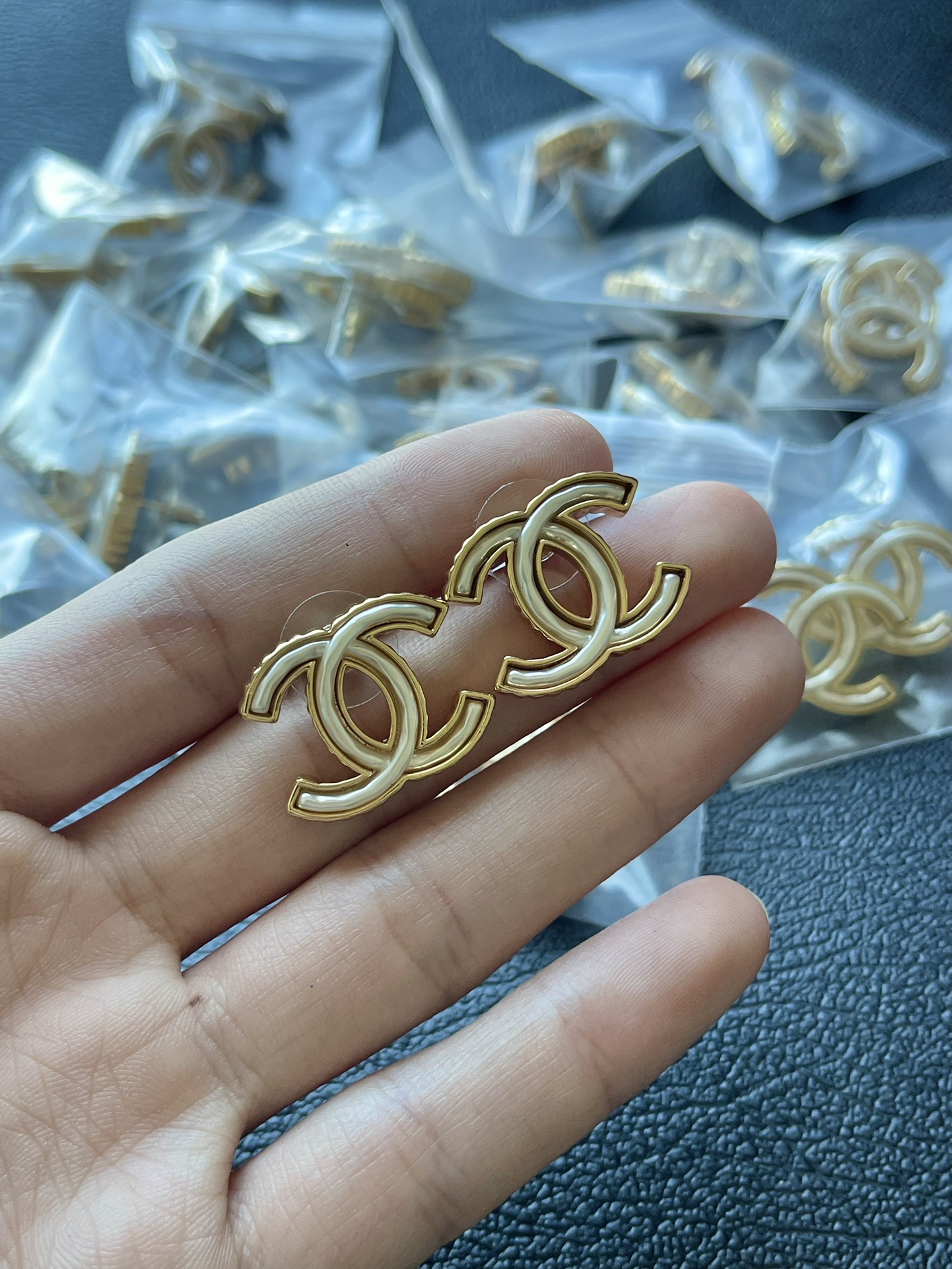Chanel 香23A Chanel cc金色白色珐琅双c耳钉
