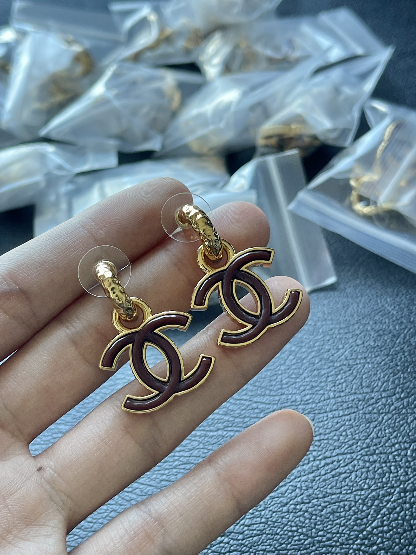 Chanel 香23A Chanel cc金色挂钩咖啡色珐琅双c耳环