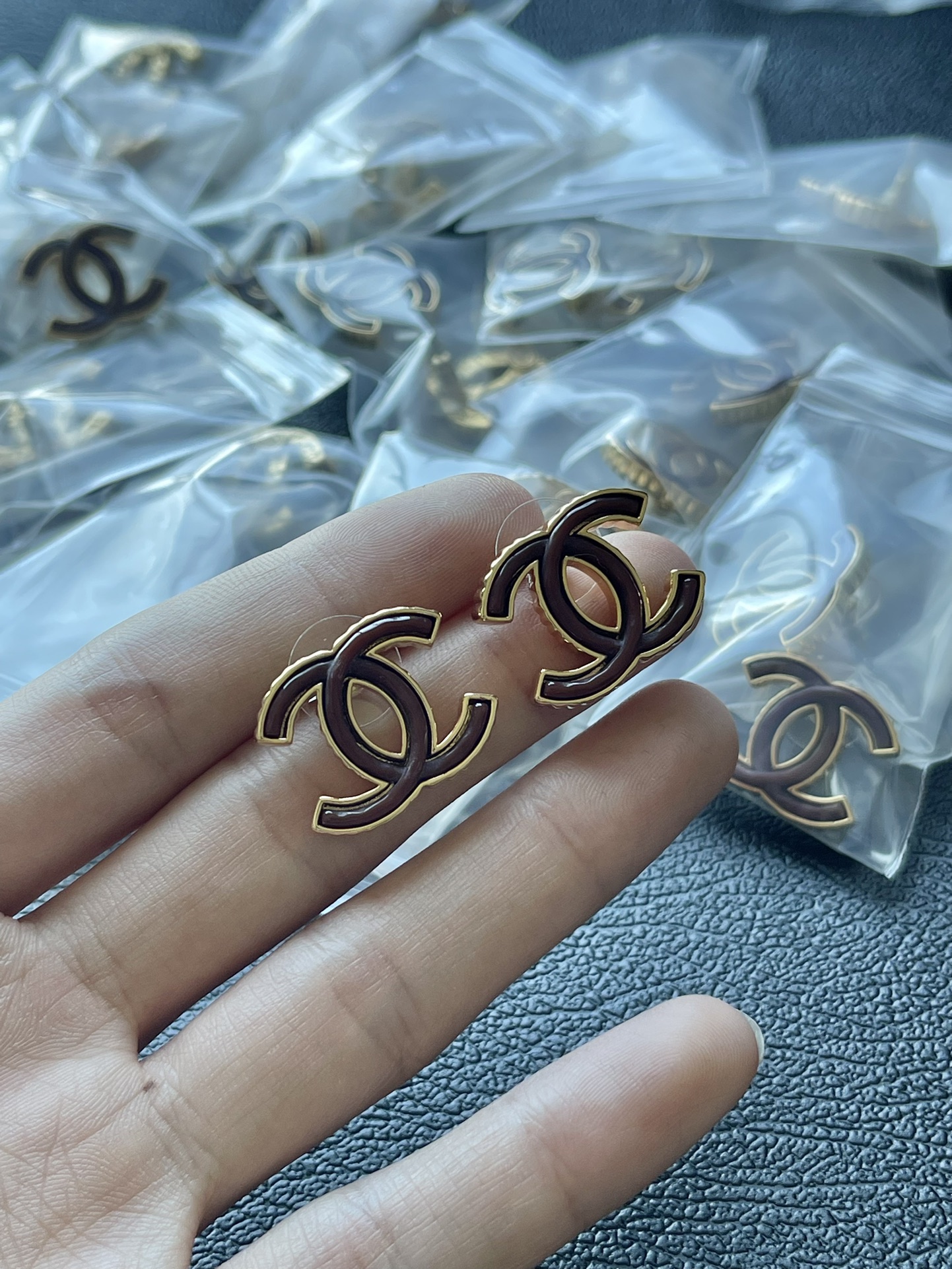 Chanel 香23A Chanel cc咖啡色珐琅金边双c耳钉