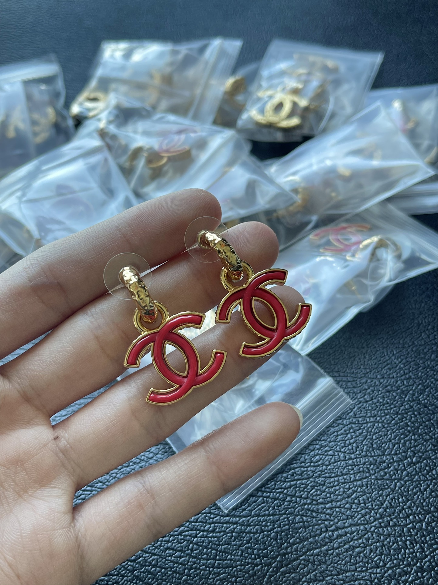 Chanel 香23A Chanel cc金色挂钩红色珐琅双c耳环