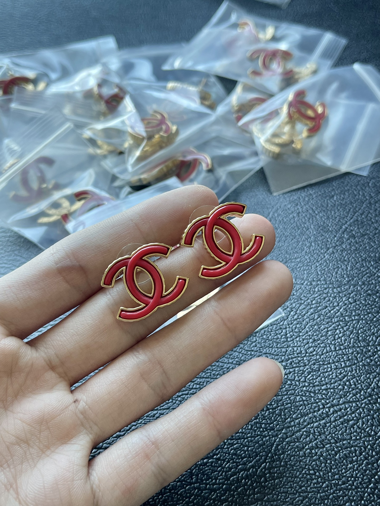 Chanel 香23A Chanel cc红色珐琅金边双c耳钉