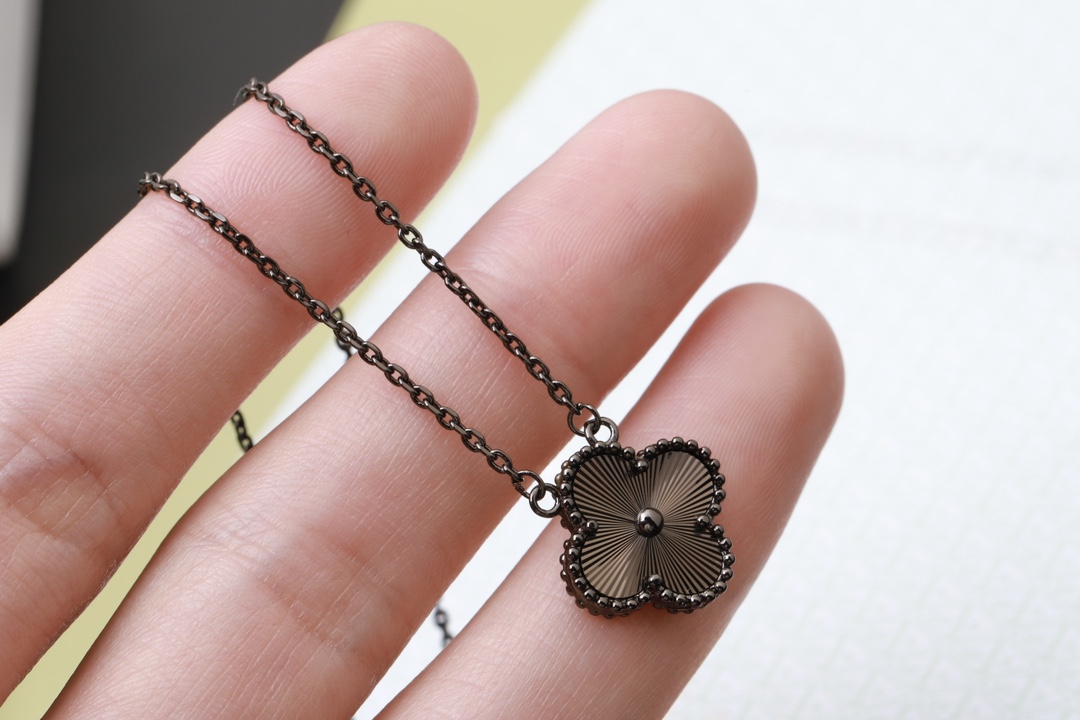 Van Cleef & Arpels 梵克雅宝VCA镭射项链 V金镀18K真金 必须是厚镀真金 不然达不到完美的金属亮光效果‼ CNC精雕