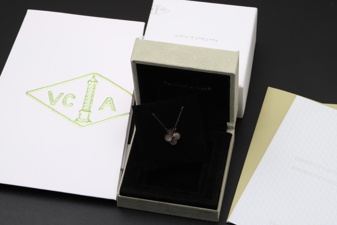 Van Cleef & Arpels 梵克雅宝VCA镭射项链 V金镀18K真金 必须是厚镀真金 不然达不到完美的金属亮光效果‼ CNC精雕
