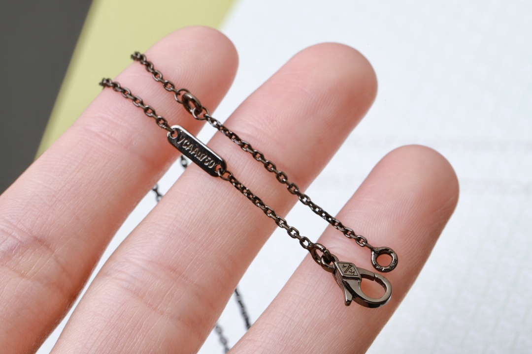 Van Cleef & Arpels 梵克雅宝VCA镭射项链 V金镀18K真金 必须是厚镀真金 不然达不到完美的金属亮光效果‼ CNC精雕