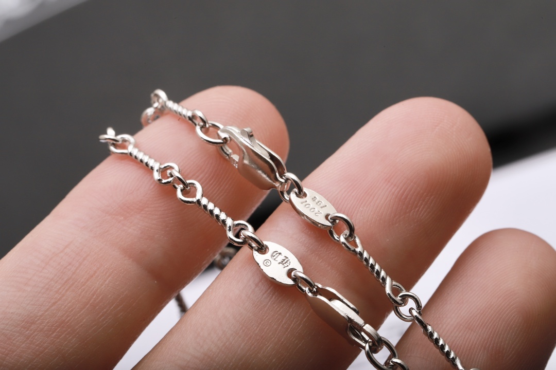 Chrome Hearts 𝐂𝐡𝐫𝐨𝐦𝐞 𝐡𝐞𝐚𝐫𝐭𝐬克罗心 镀18K白双十字架绿钻项链 材质925采用真空电镀保色时间持久 版本 18k对版字印 镶嵌方法都一致