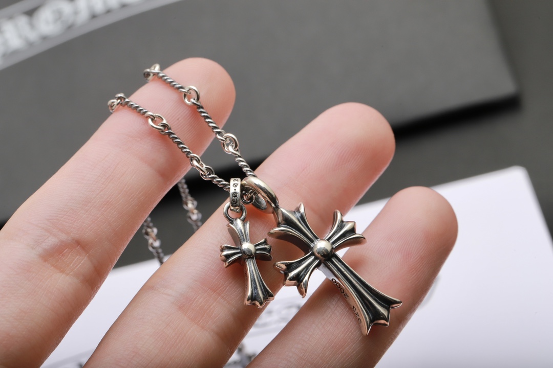 Chrome Hearts 𝐂𝐡𝐫𝐨𝐦𝐞 𝐡𝐞𝐚𝐫𝐭𝐬克罗心 双十字架黑钻项链 材质925采用真空电镀保色时间持久 版本 18k对版字印 镶嵌方法都一致