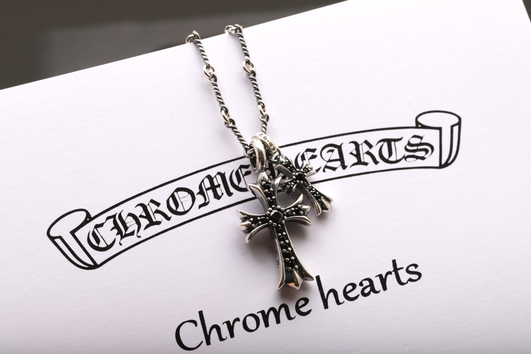 Chrome Hearts 𝐂𝐡𝐫𝐨𝐦𝐞 𝐡𝐞𝐚𝐫𝐭𝐬克罗心 双十字架黑钻项链 材质925采用真空电镀保色时间持久 版本 18k对版字印 镶嵌方法都一致